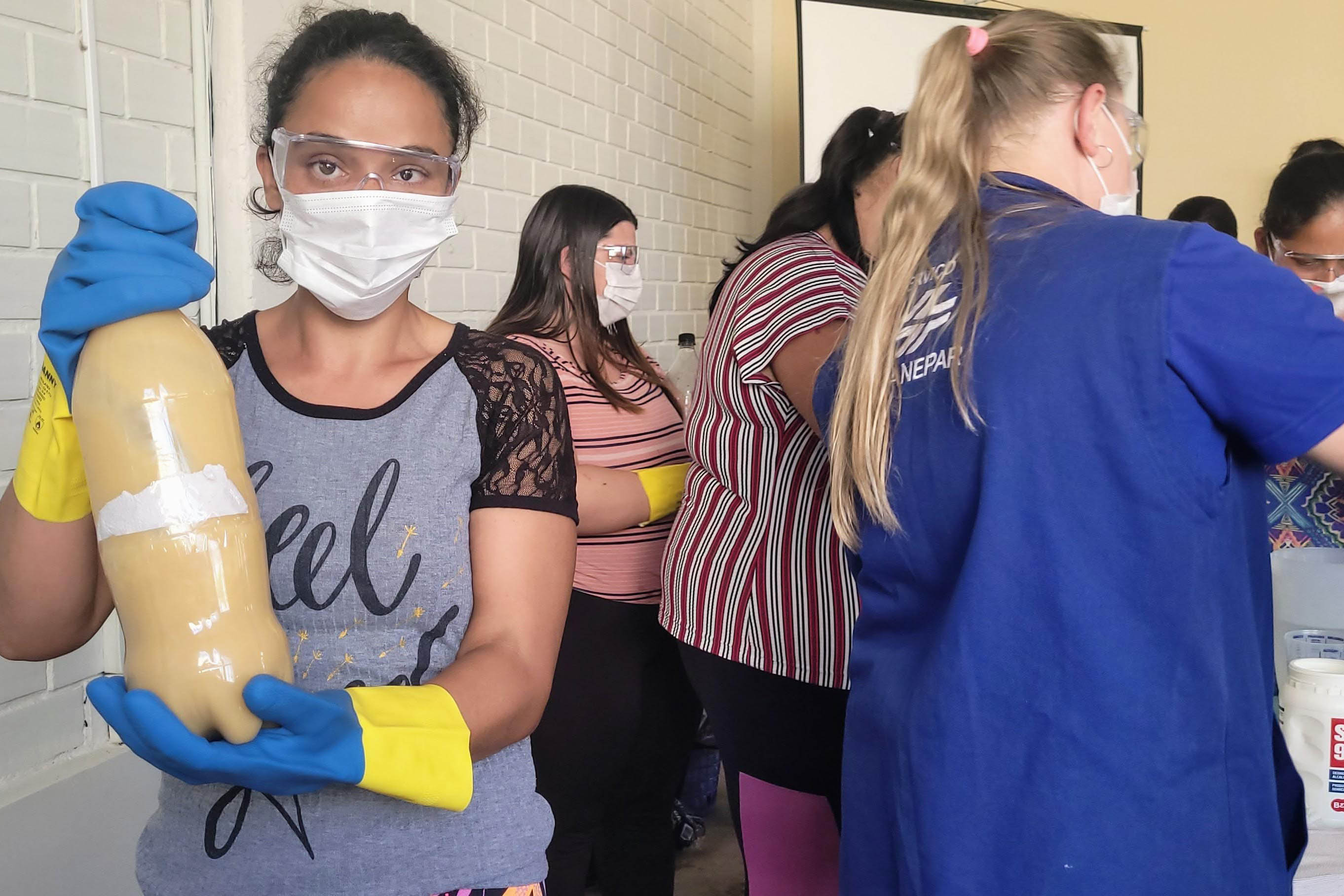 Sanepar ensina comunidade a fazer sabão ecológico