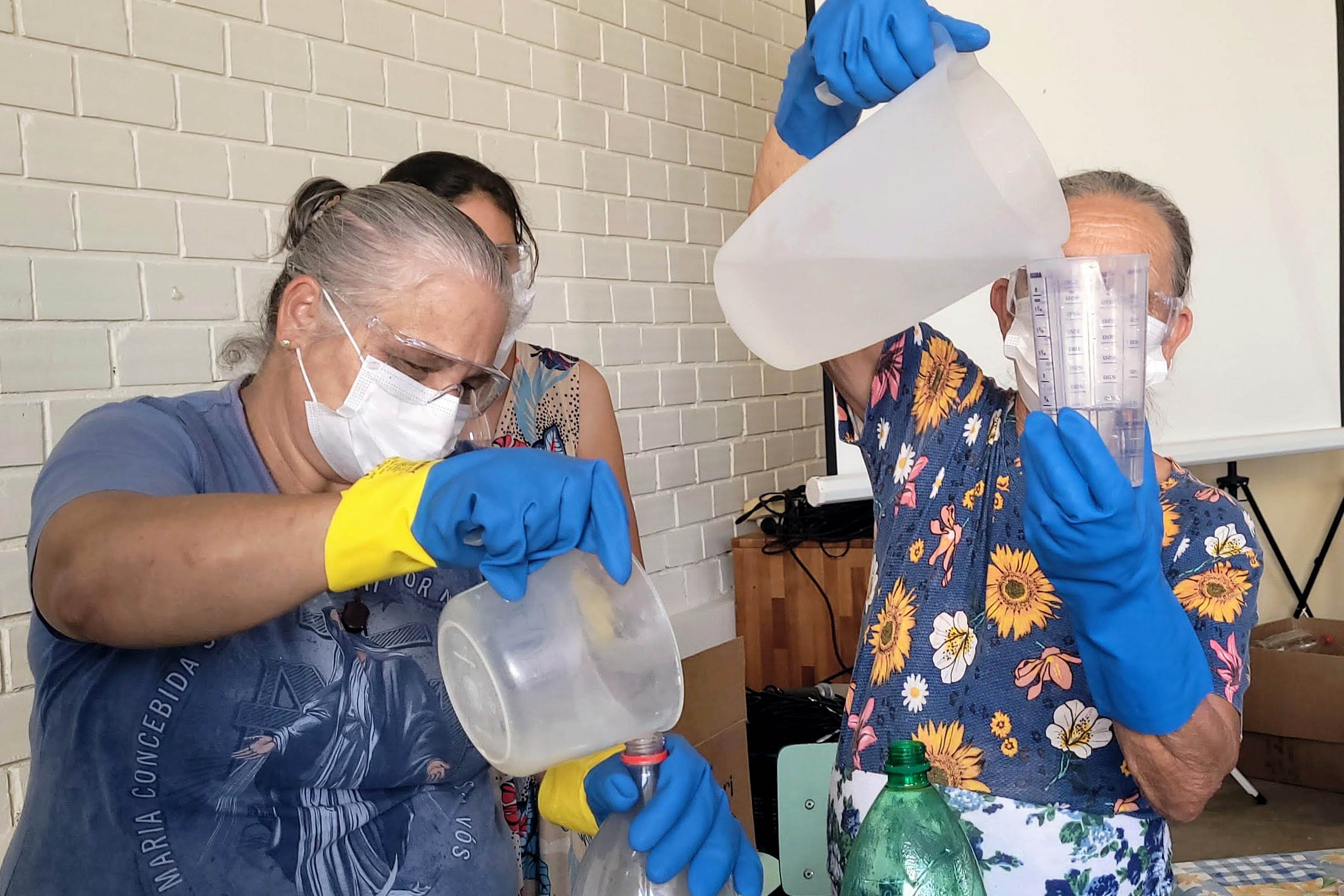 Sanepar ensina comunidade a fazer sabão ecológico