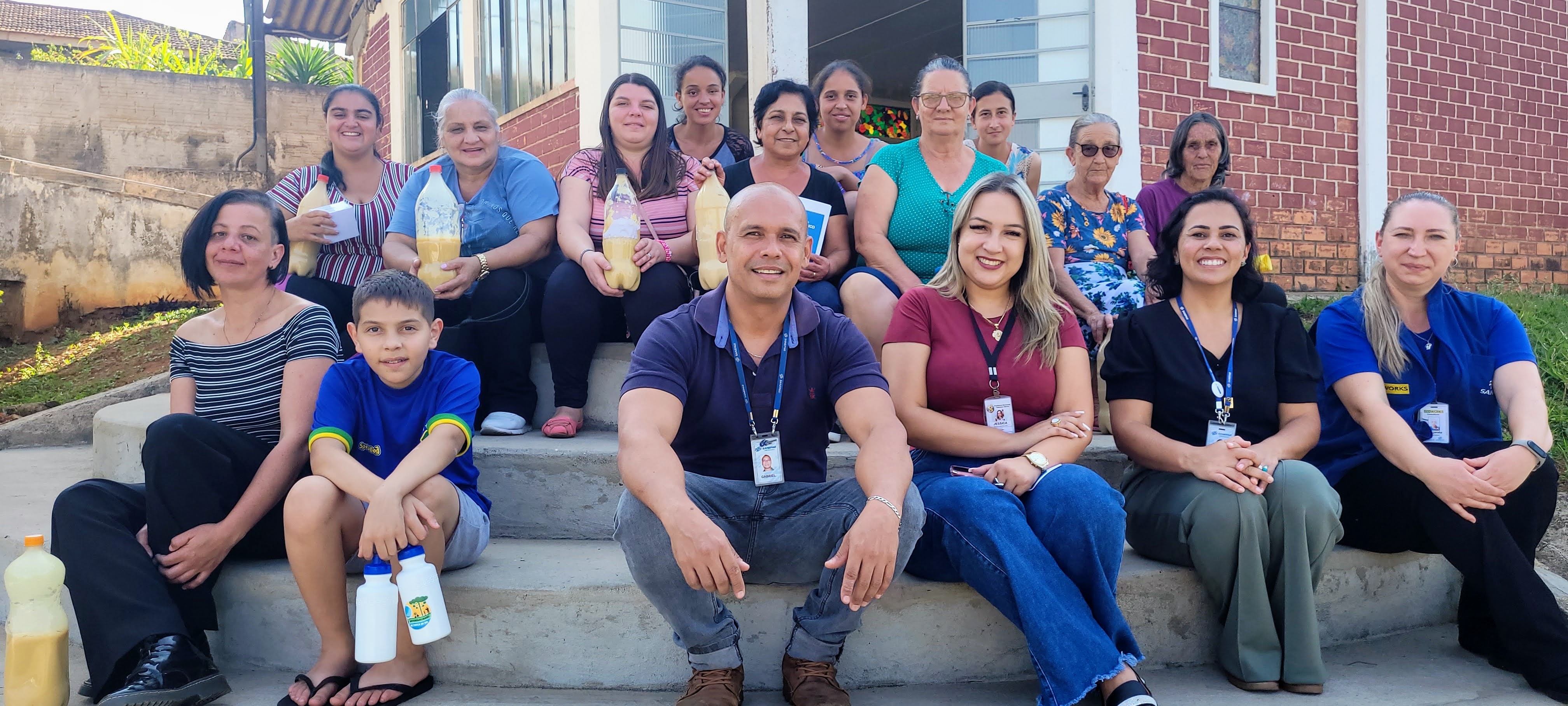 Sanepar ensina comunidade a fazer sabão ecológico