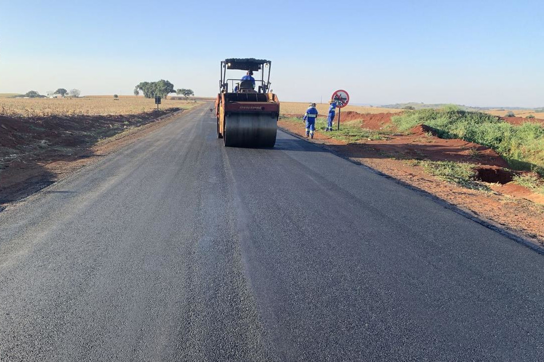 PR-090 Bela Vista do Paraíso - Alvorada do Sul Rodovia entre Bela Vista do Paraíso e Alvorada do Sul recebe serviços de conservação