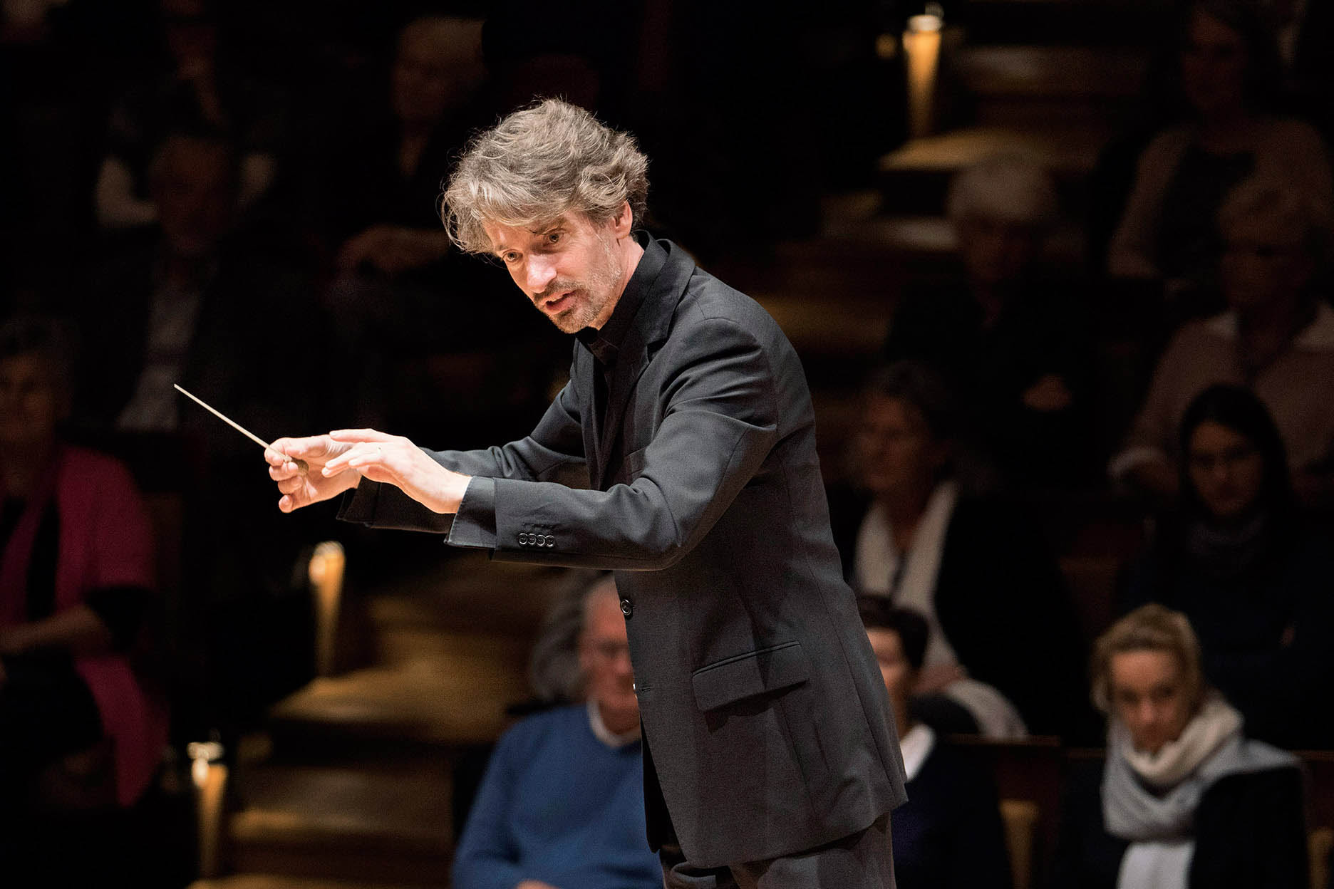 Maestro alemão e violinista paranaense são destaque da Sinfônica do Paraná neste domingo