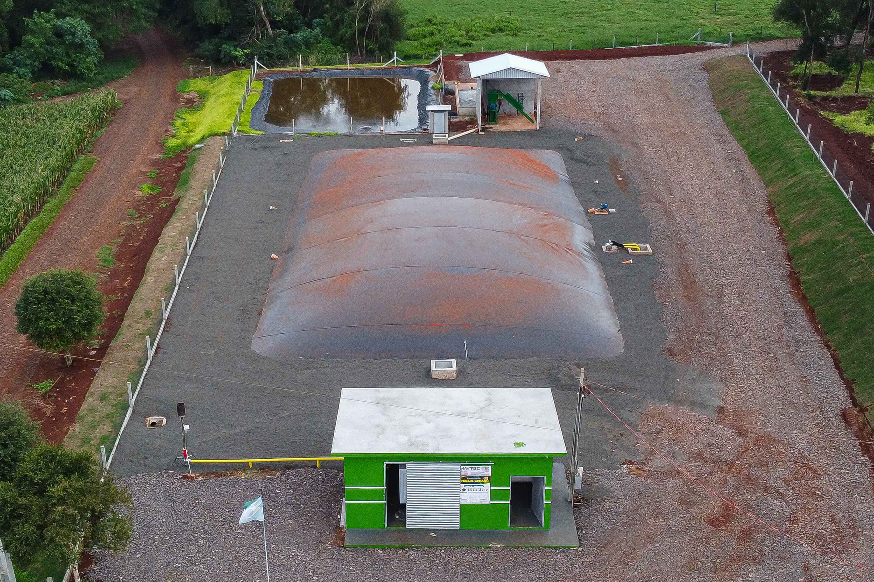 Vizinhos compartilham biodigestor para produzir energia limpa e manejar resíduos da suinocultura