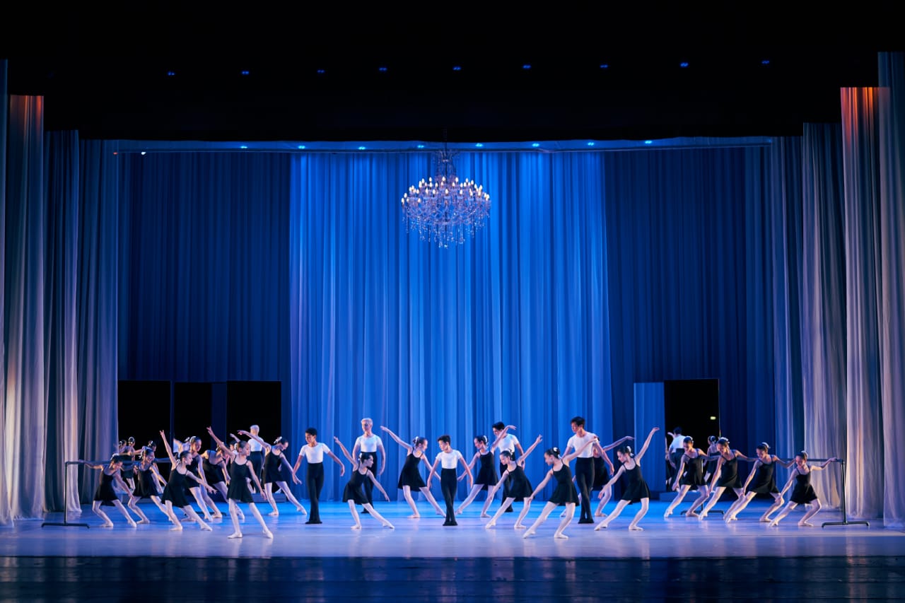 Com 100 alunos em formação, a Escola de Dança Teatro Guaíra (EDTG) oferece aulas gratuitas, mantidas pelo governo estadual.