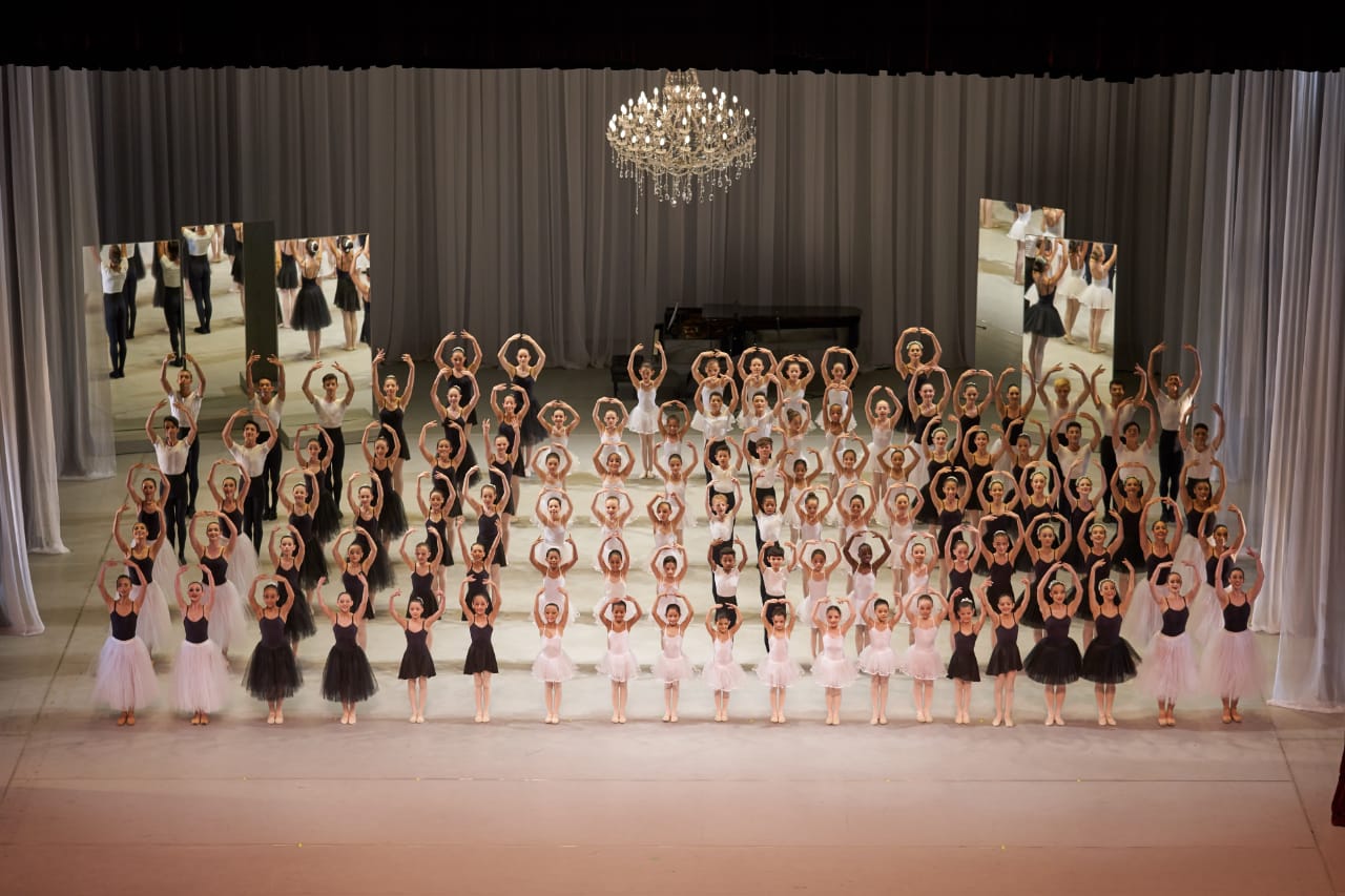 Com 100 alunos em formação, a Escola de Dança Teatro Guaíra (EDTG) oferece aulas gratuitas, mantidas pelo governo estadual.