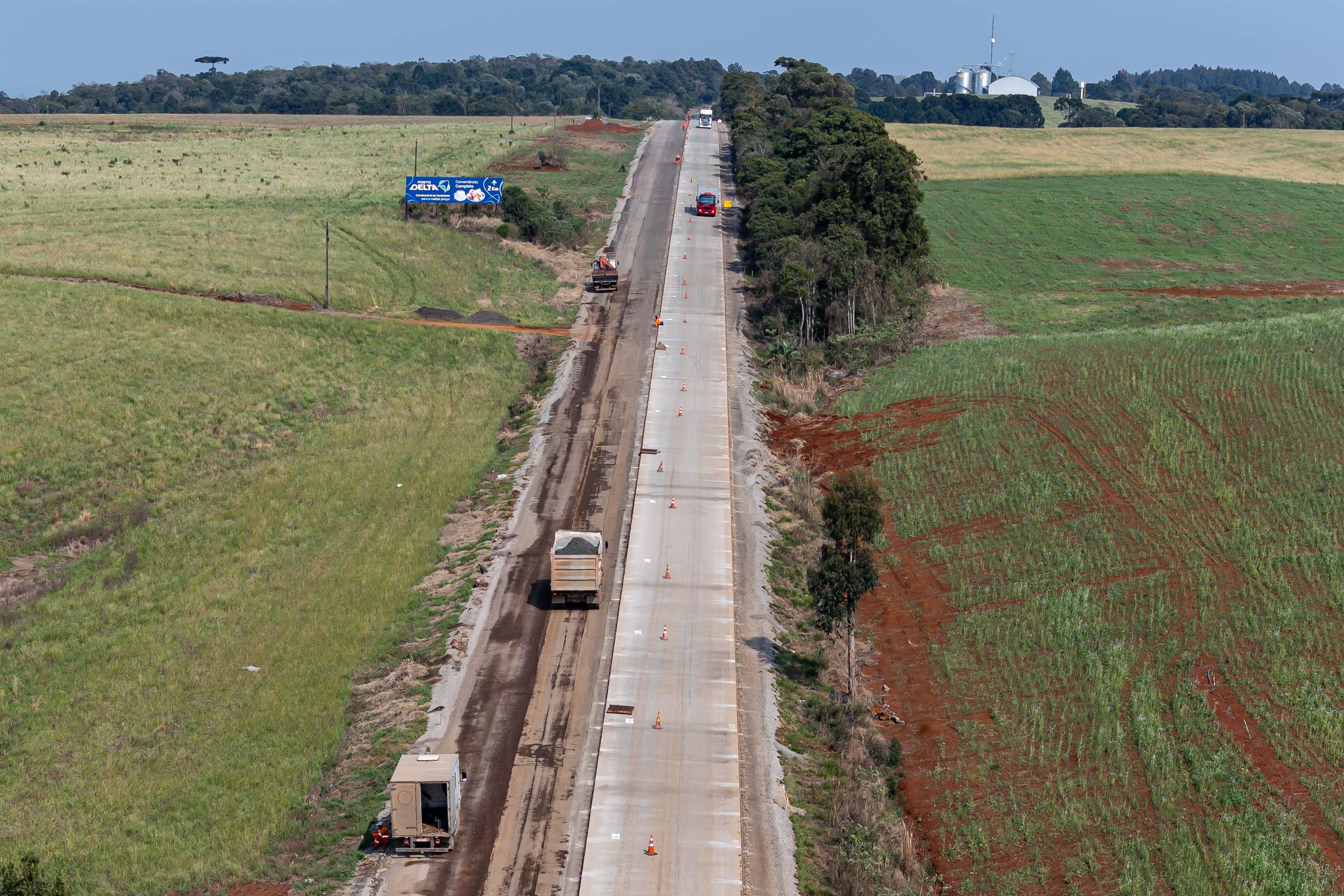 Clevelândia, 29 de agosto de 2024 - Obras de pavimentação em concreto com a técnica whitetopping na PR 280, na região sul do Paraná.