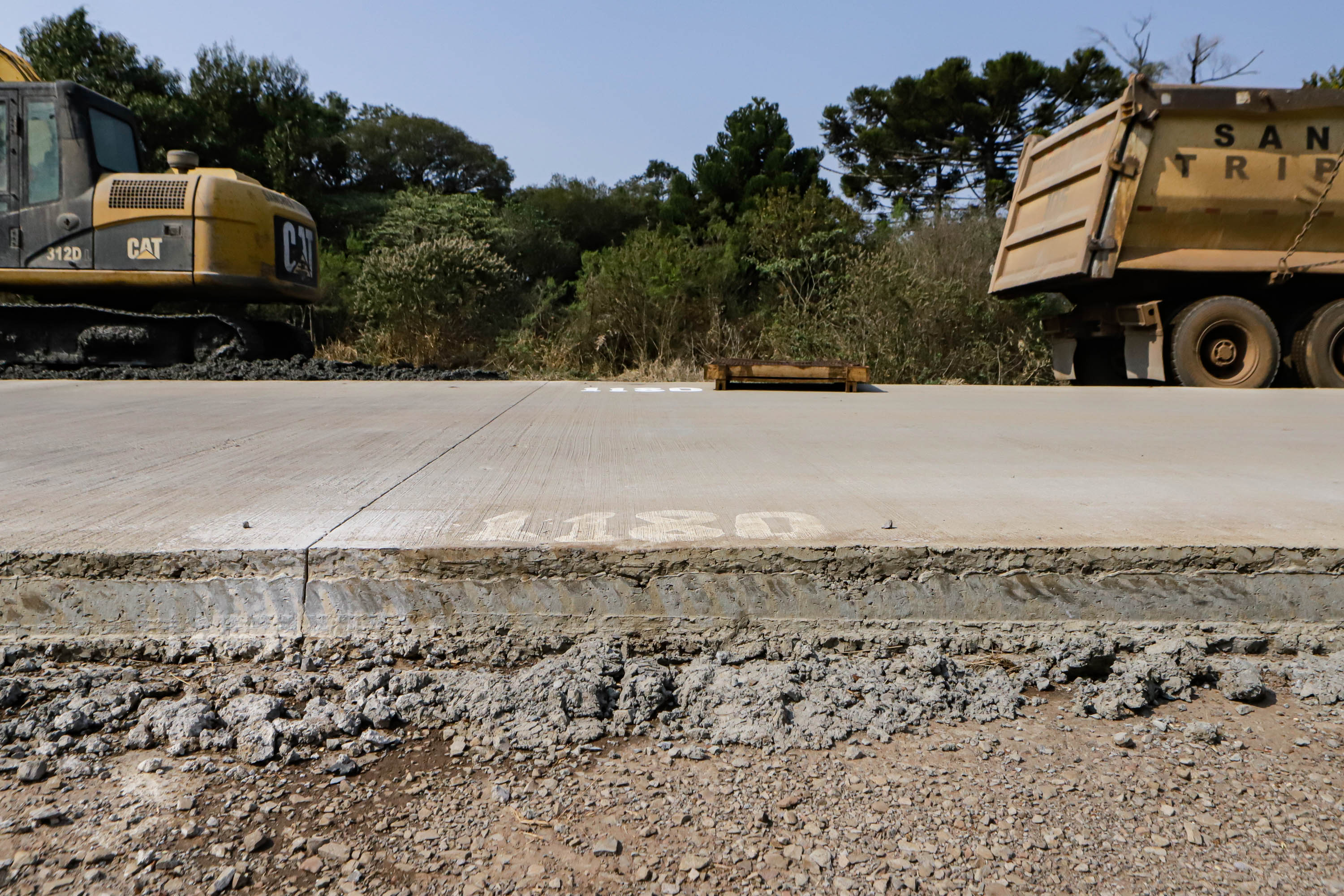 Clevelândia, 29 de agosto de 2024 - Obras de pavimentação em concreto com a técnica whitetopping na PR 280, na região sul do Paraná.