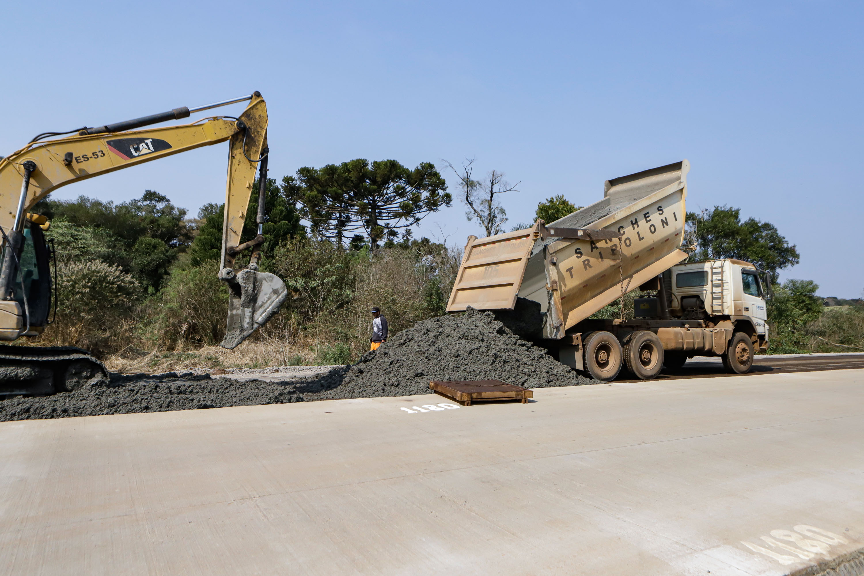Clevelândia, 29 de agosto de 2024 - Obras de pavimentação em concreto com a técnica whitetopping na PR 280, na região sul do Paraná.