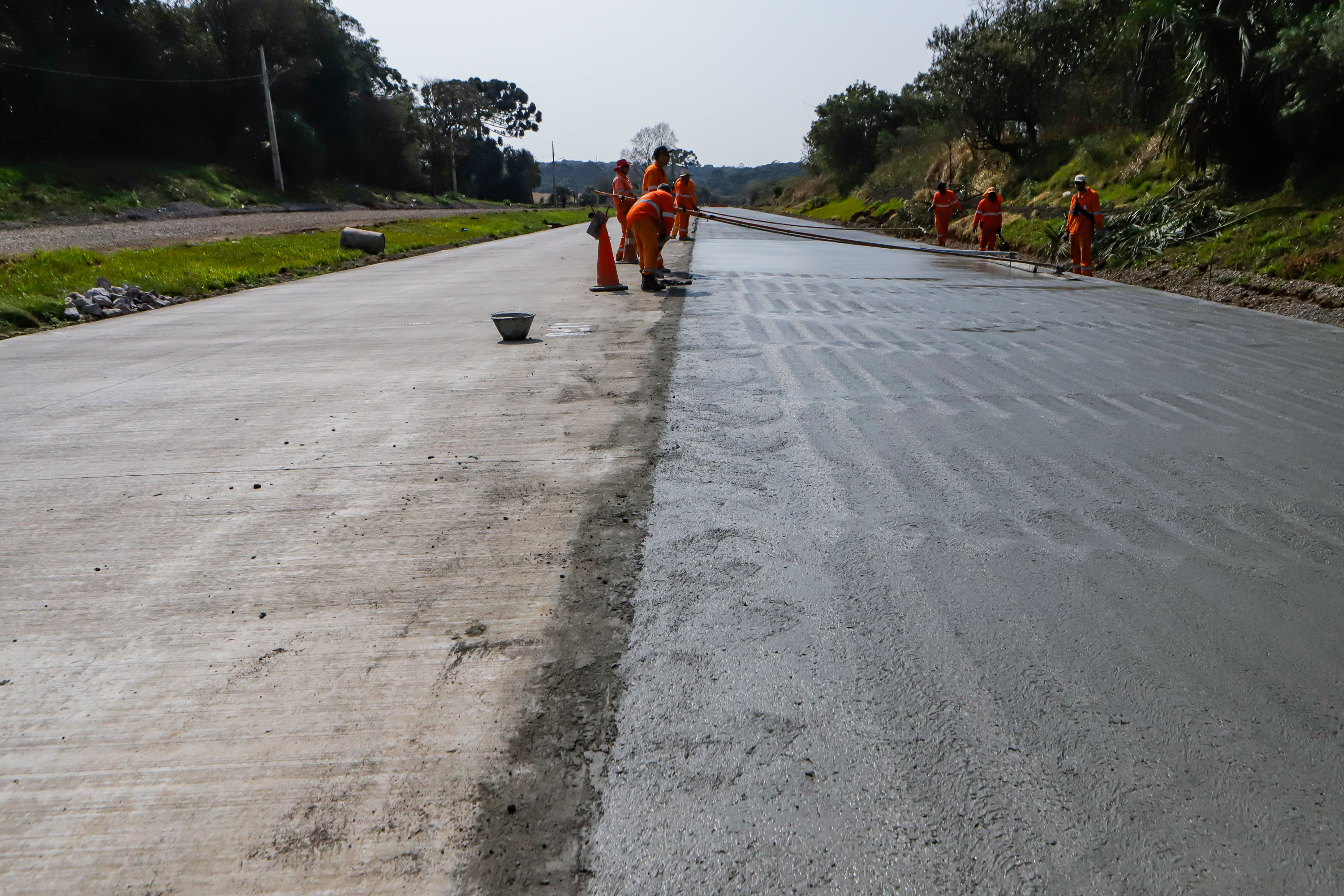 Clevelândia, 29 de agosto de 2024 - Obras de pavimentação em concreto com a técnica whitetopping na PR 280, na região sul do Paraná.