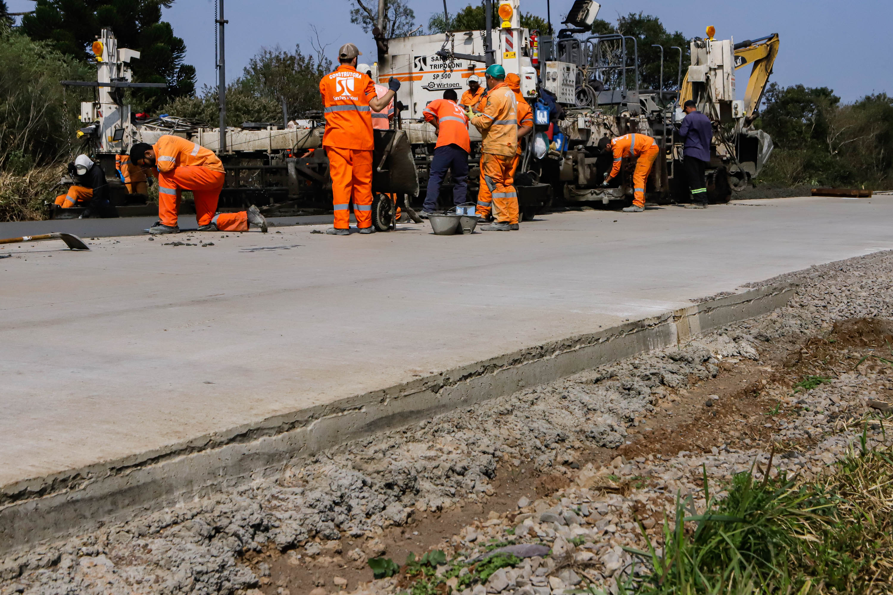 Clevelândia, 29 de agosto de 2024 - Obras de pavimentação em concreto com a técnica whitetopping na PR 280, na região sul do Paraná.