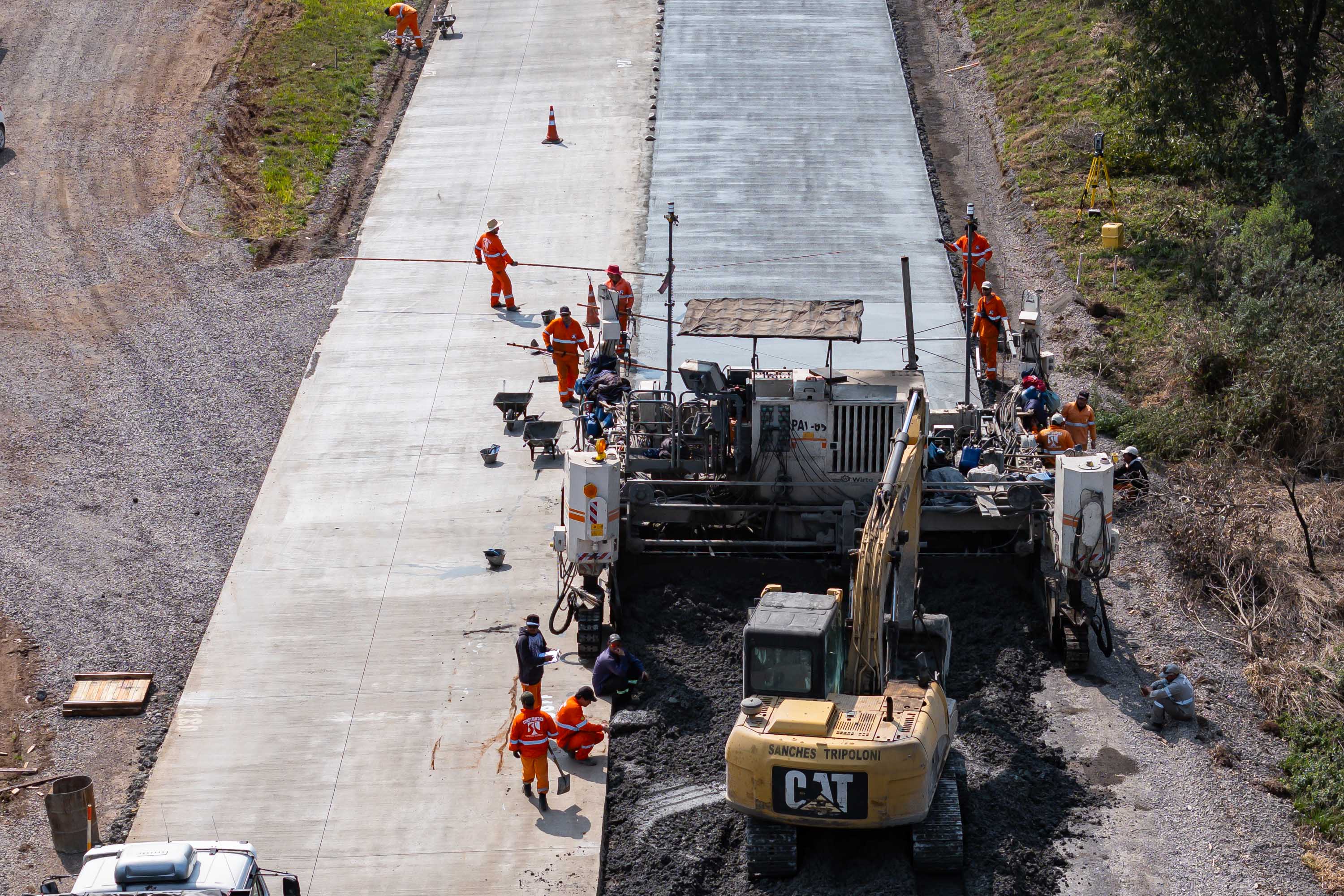 Clevelândia, 29 de agosto de 2024 - Obras de pavimentação em concreto com a técnica whitetopping na PR 280, na região sul do Paraná.