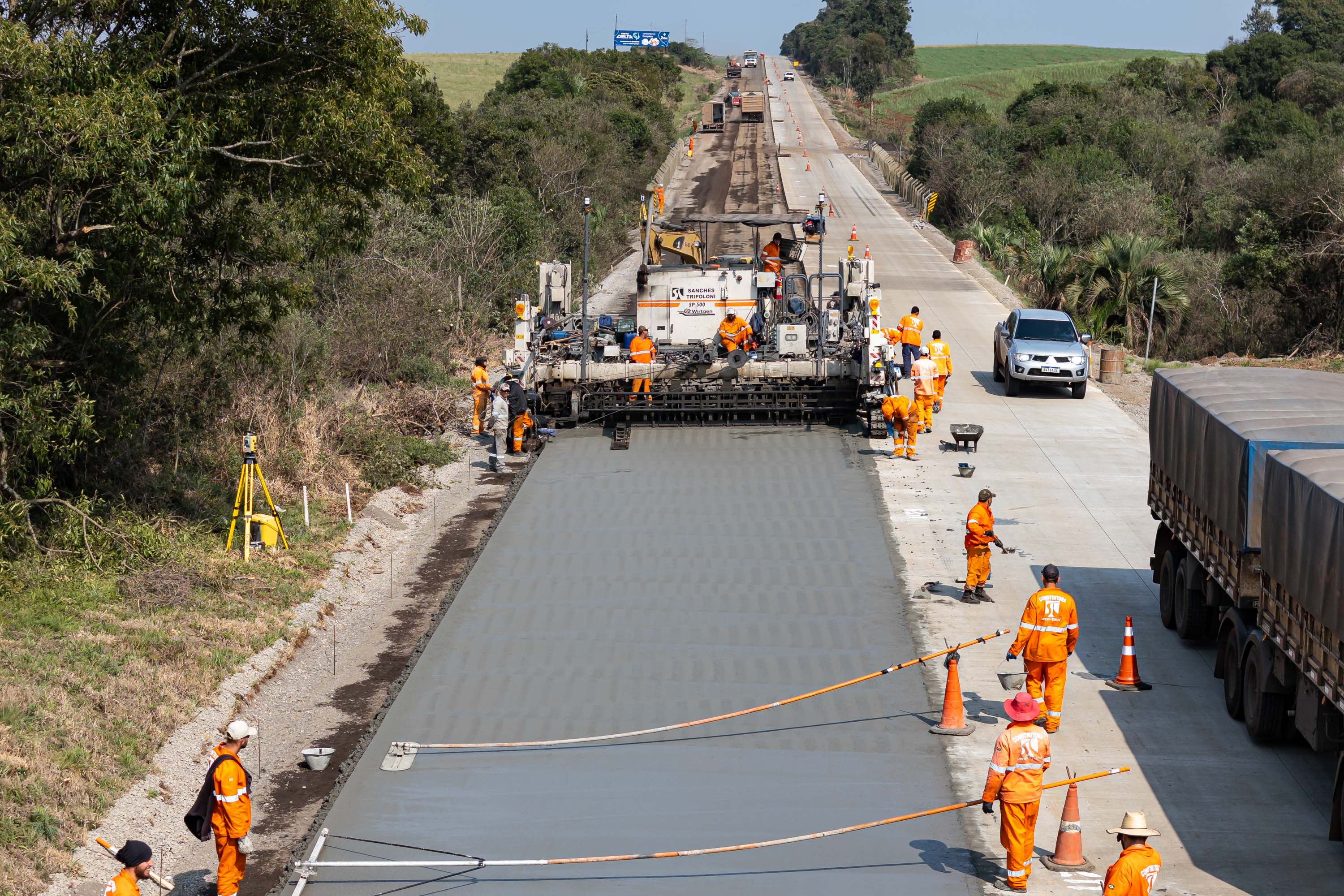 Clevelândia, 29 de agosto de 2024 - Obras de pavimentação em concreto com a técnica whitetopping na PR 280, na região sul do Paraná.