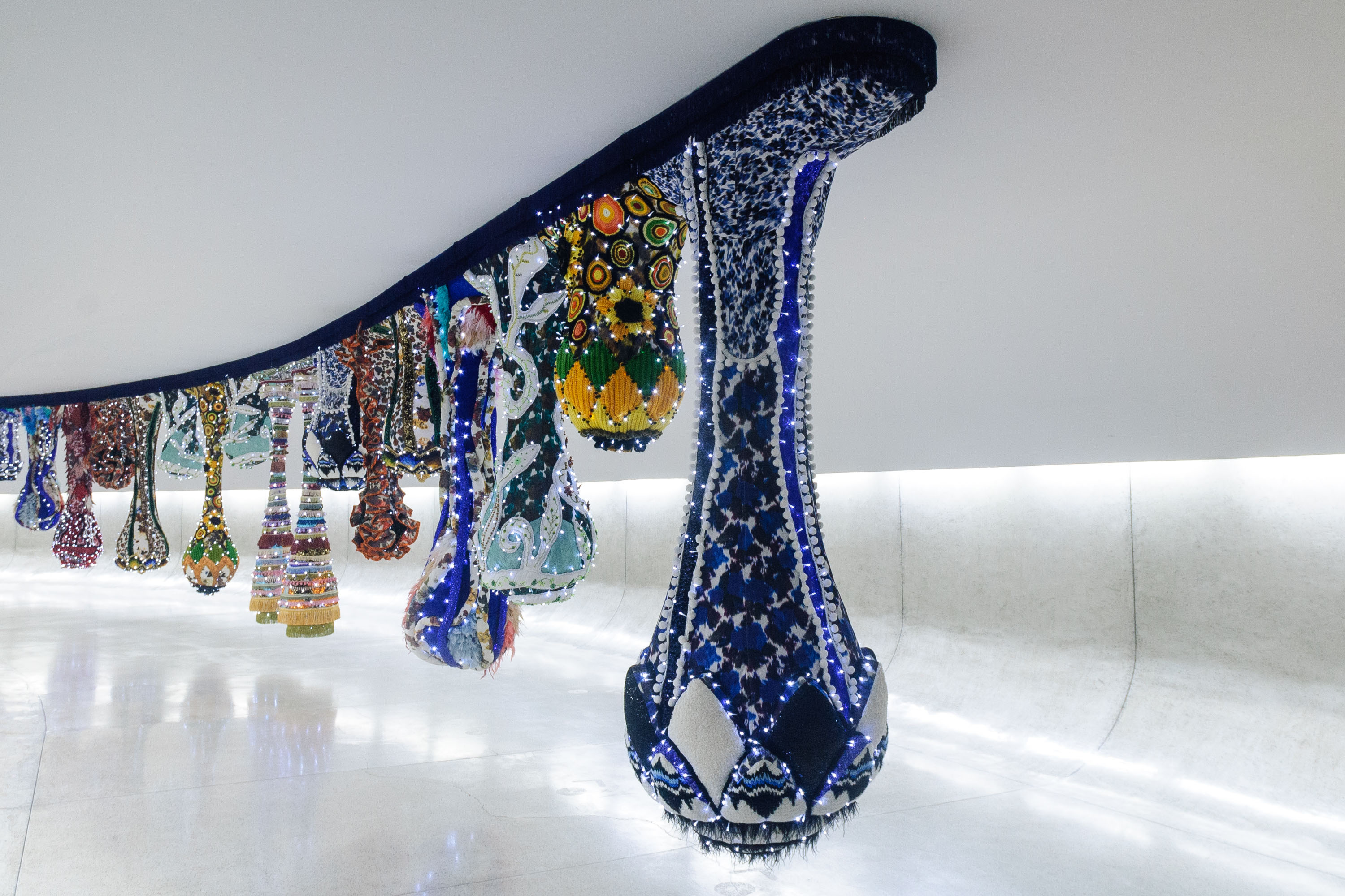 Últimos dias da exposição “Extravagâncias” de Joana Vasconcelos no MON