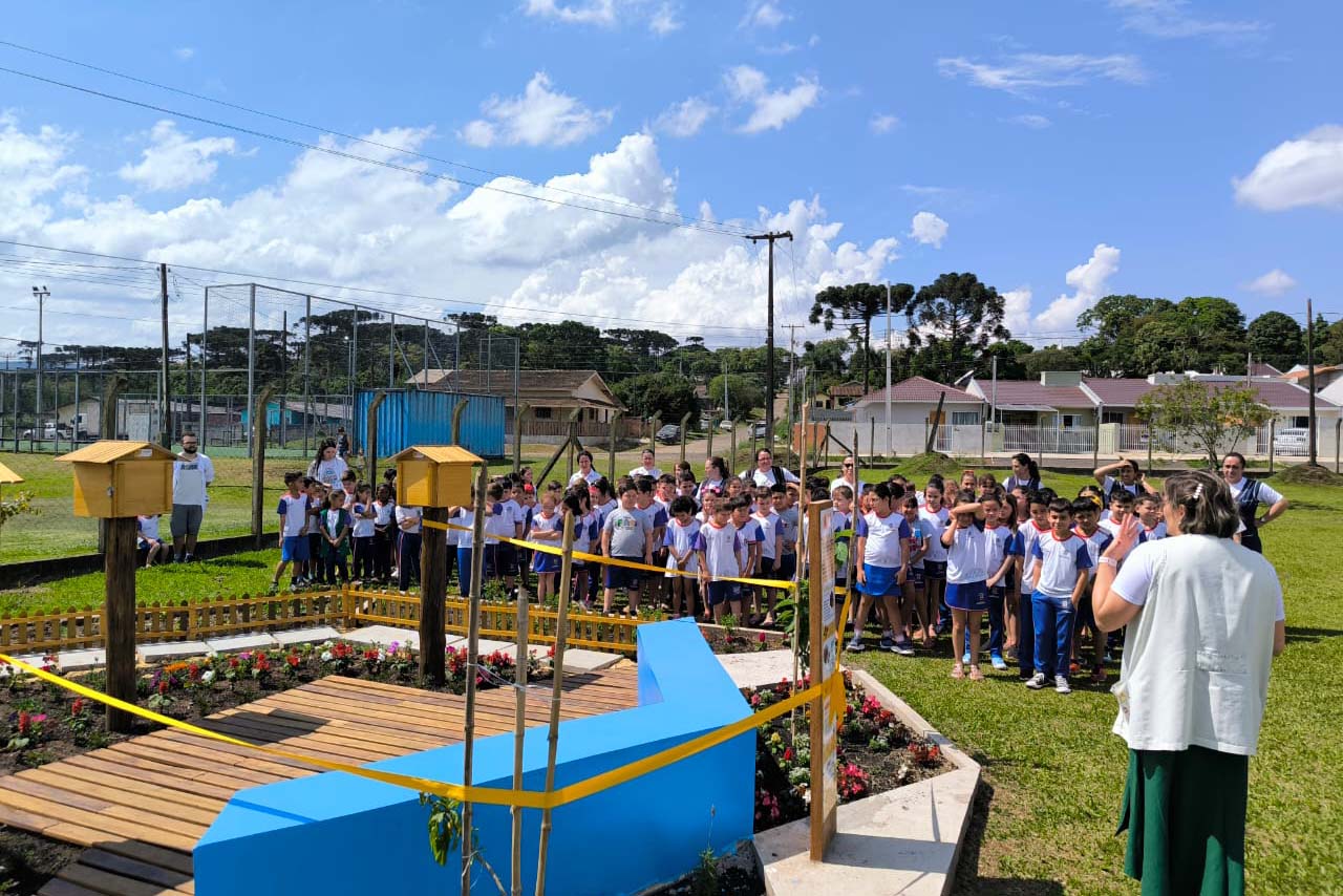Estudantes de União da Vitória recebem Jardim de Água e Mel da Sanepar