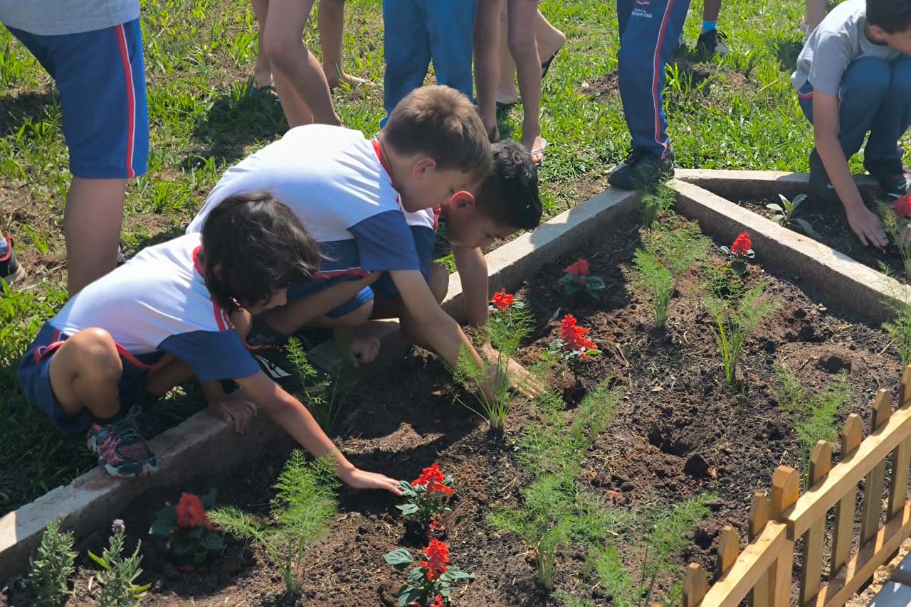 Estudantes de União da Vitória recebem Jardim de Água e Mel da Sanepar