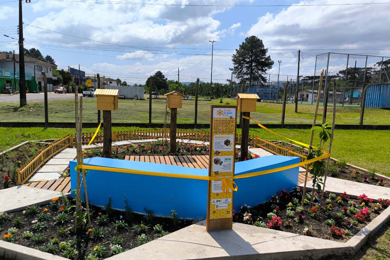 Estudantes de União da Vitória recebem Jardim de Água e Mel da Sanepar