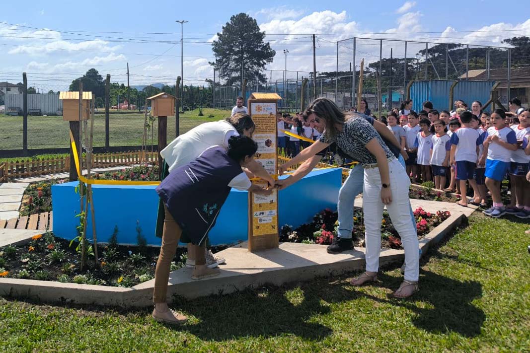 Estudantes de União da Vitória recebem Jardim de Água e Mel da Sanepar