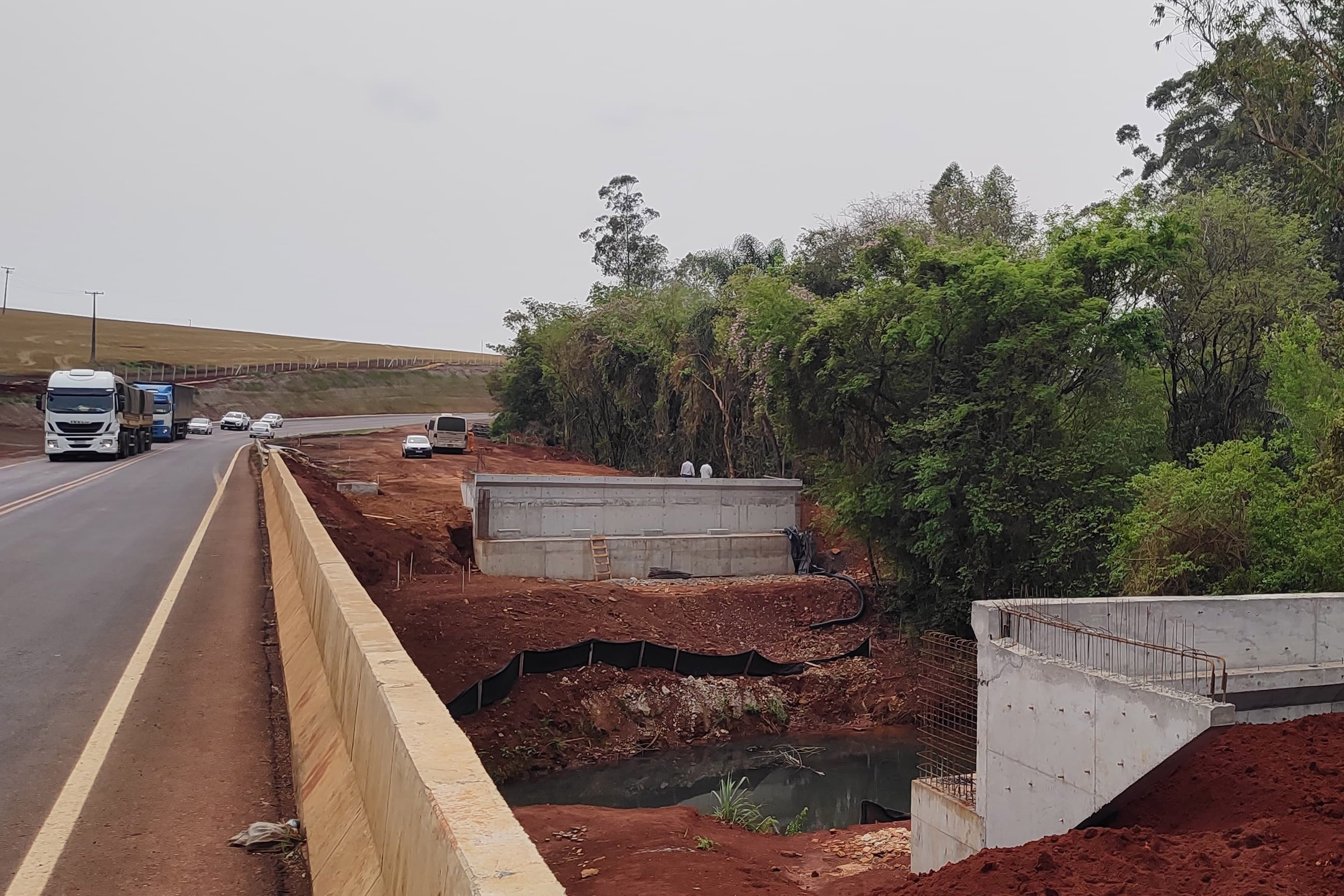 PR-445 terá pare e siga nos próximos dias para içamento de vigas em pontes e viadutos
