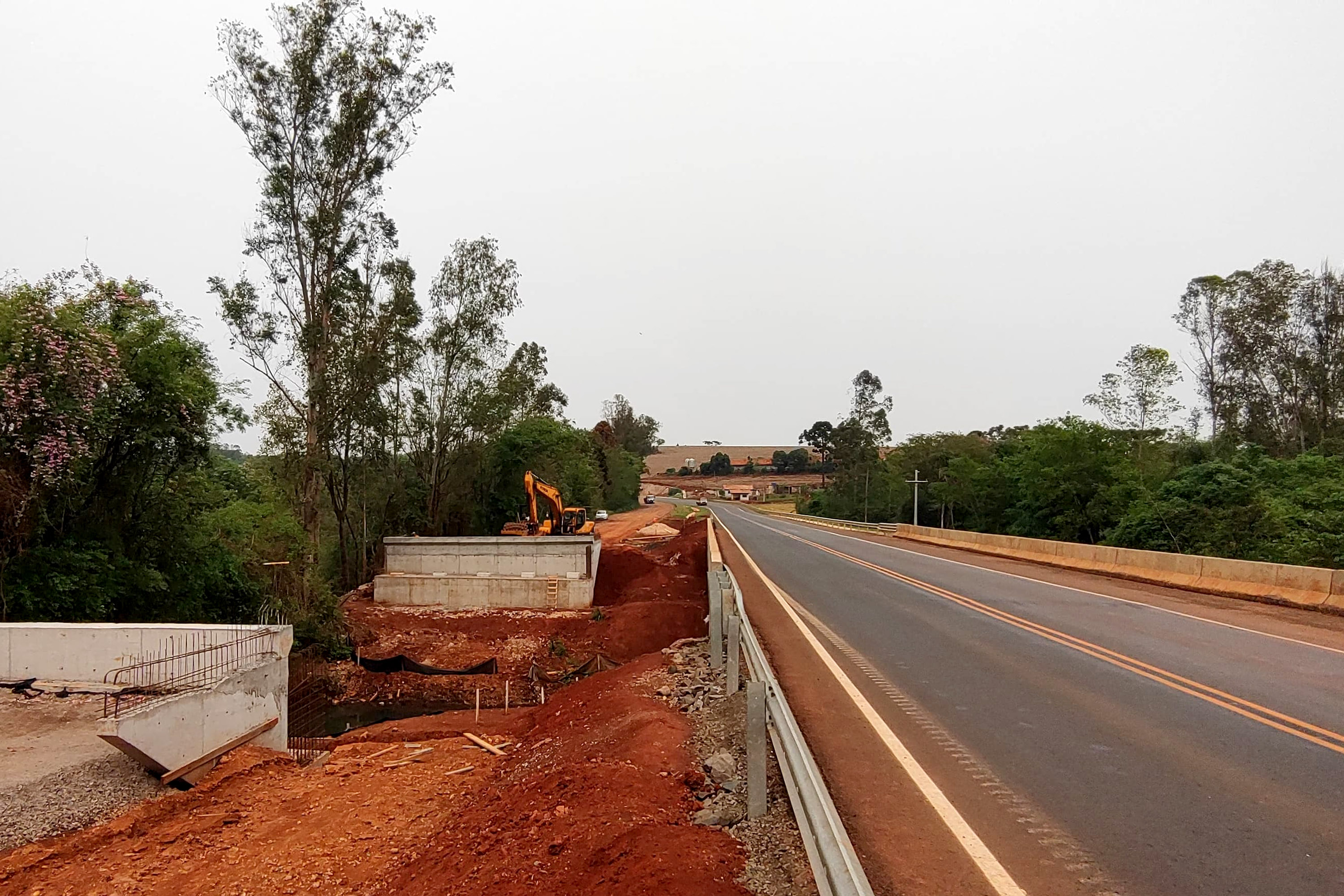 PR-445 terá pare e siga nos próximos dias para içamento de vigas em pontes e viadutos