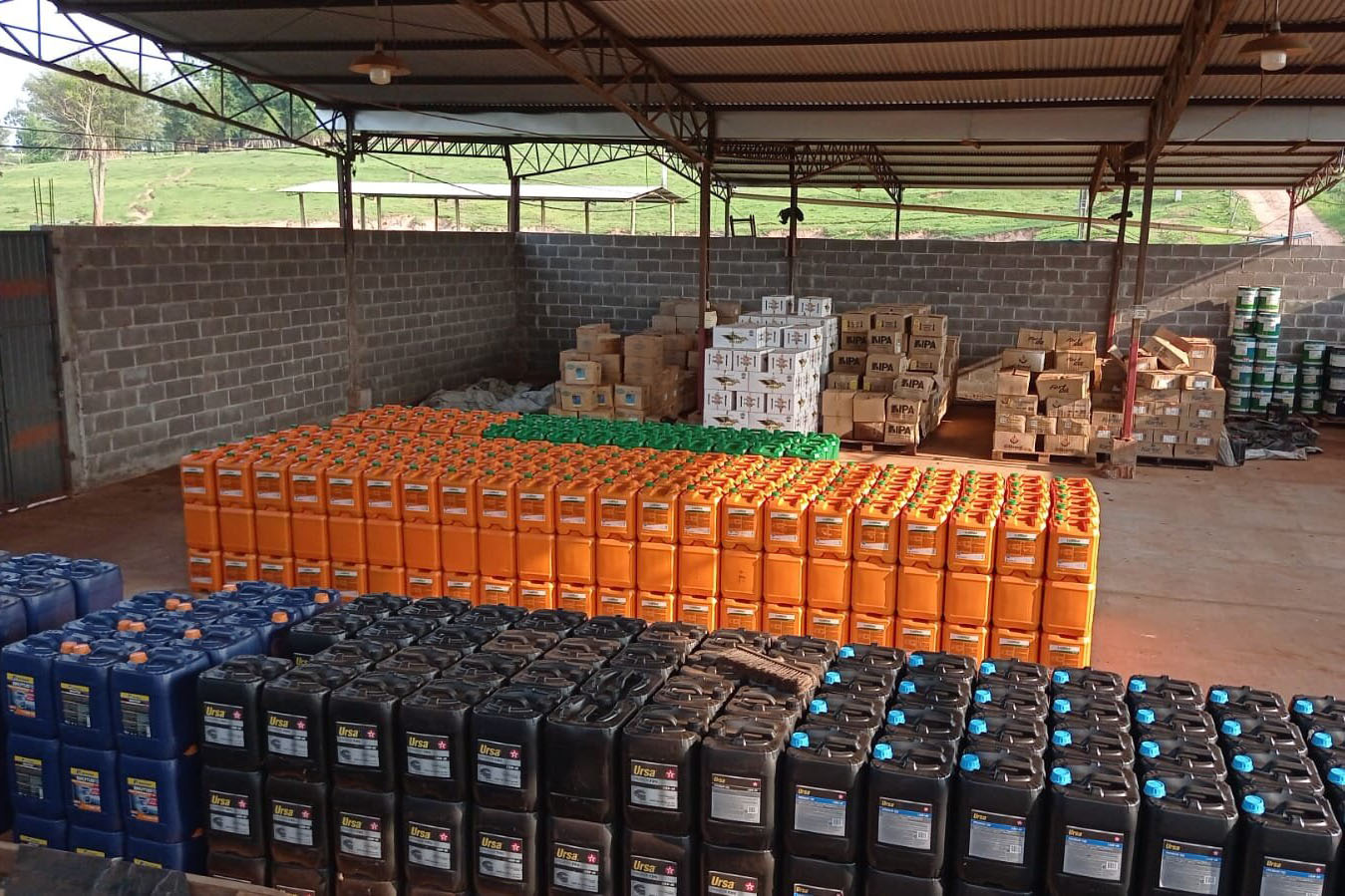 PCPR apreende 946 galões de óleo lubrificante falsificado em Umuarama