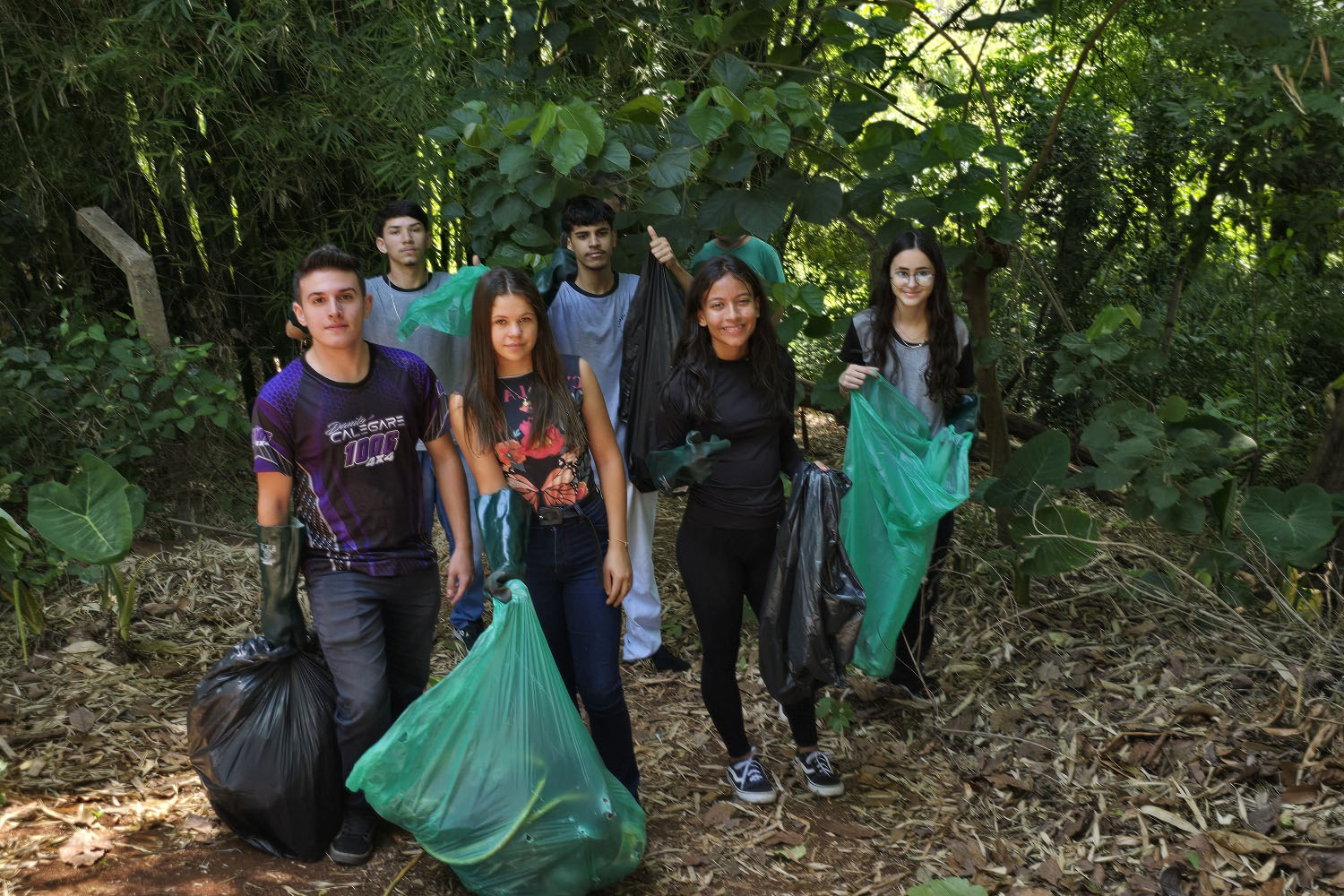 Jovens participam de ação de proteção da nascente do São Lourenço