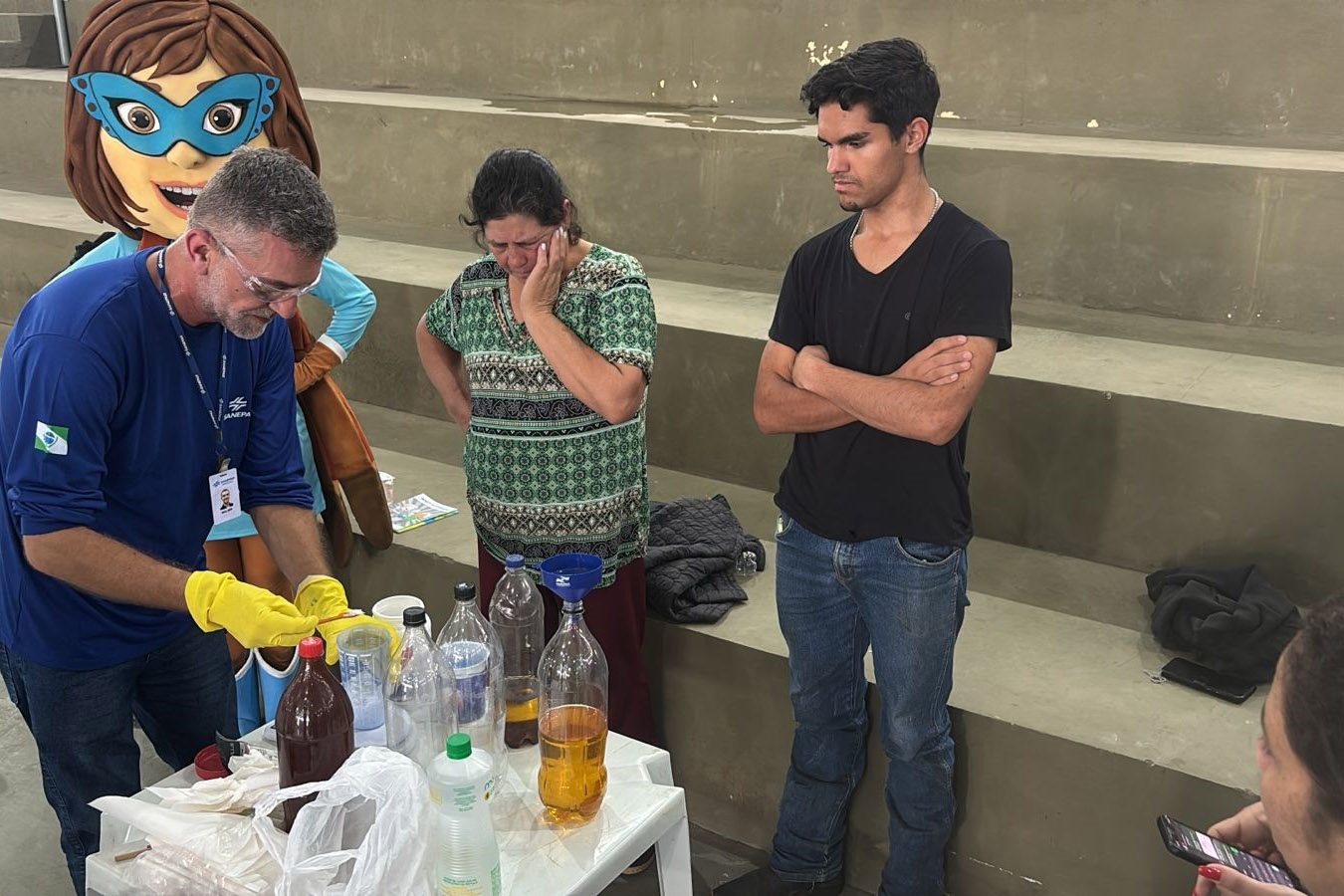 Programa Sanepar Perto de Você é mais uma opção de prestação de serviços da empresa. Usuários podem aproveitar a feira para ter, além de conhecer o trabalho da empresa, ter acesso à negociações, programa Água Solidária e atividades socioambientais.