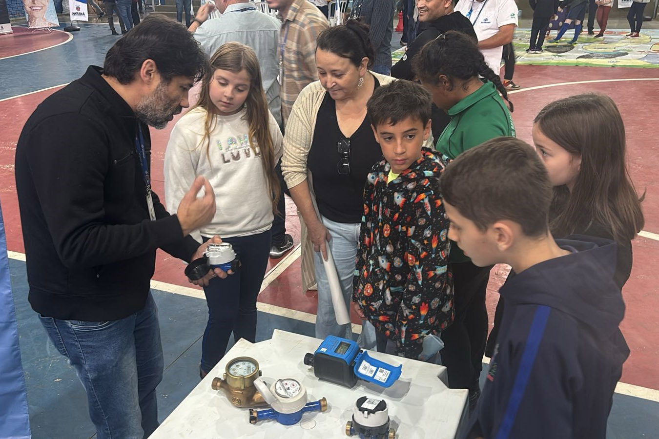 Programa Sanepar Perto de Você é mais uma opção de prestação de serviços da empresa. Usuários podem aproveitar a feira para ter, além de conhecer o trabalho da empresa, ter acesso à negociações, programa Água Solidária e atividades socioambientais.