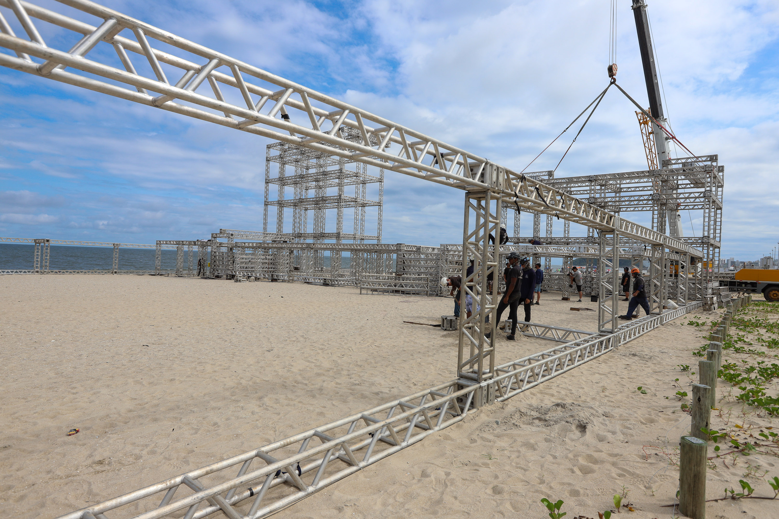 Estruturas estão sendo montadas em Matinhos e Pontal do Paraná para os shows do Verão Maior Paraná