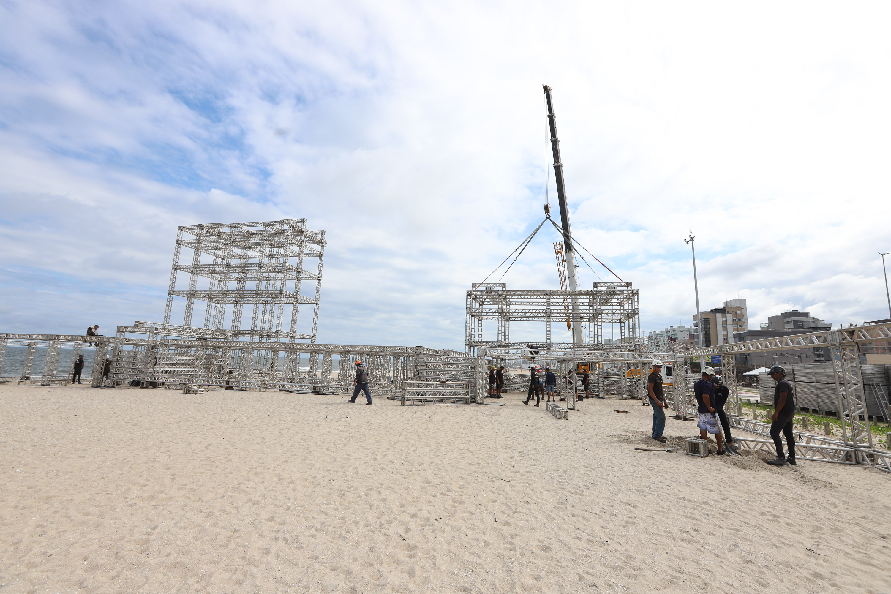 Estruturas estão sendo montadas em Matinhos e Pontal do Paraná para os shows do Verão Maior Paraná