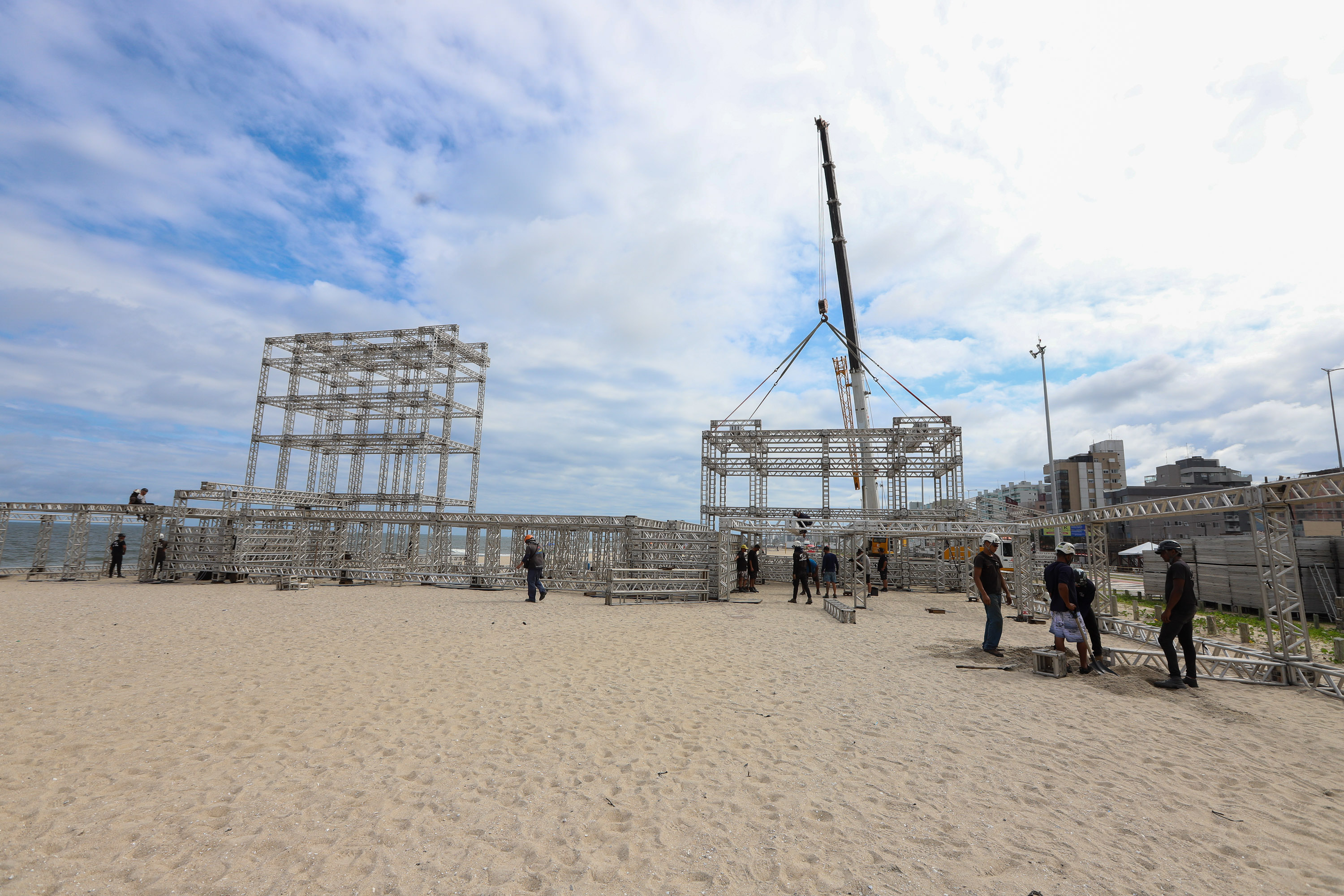 Estruturas estão sendo montadas em Matinhos e Pontal do Paraná para os shows do Verão Maior Paraná