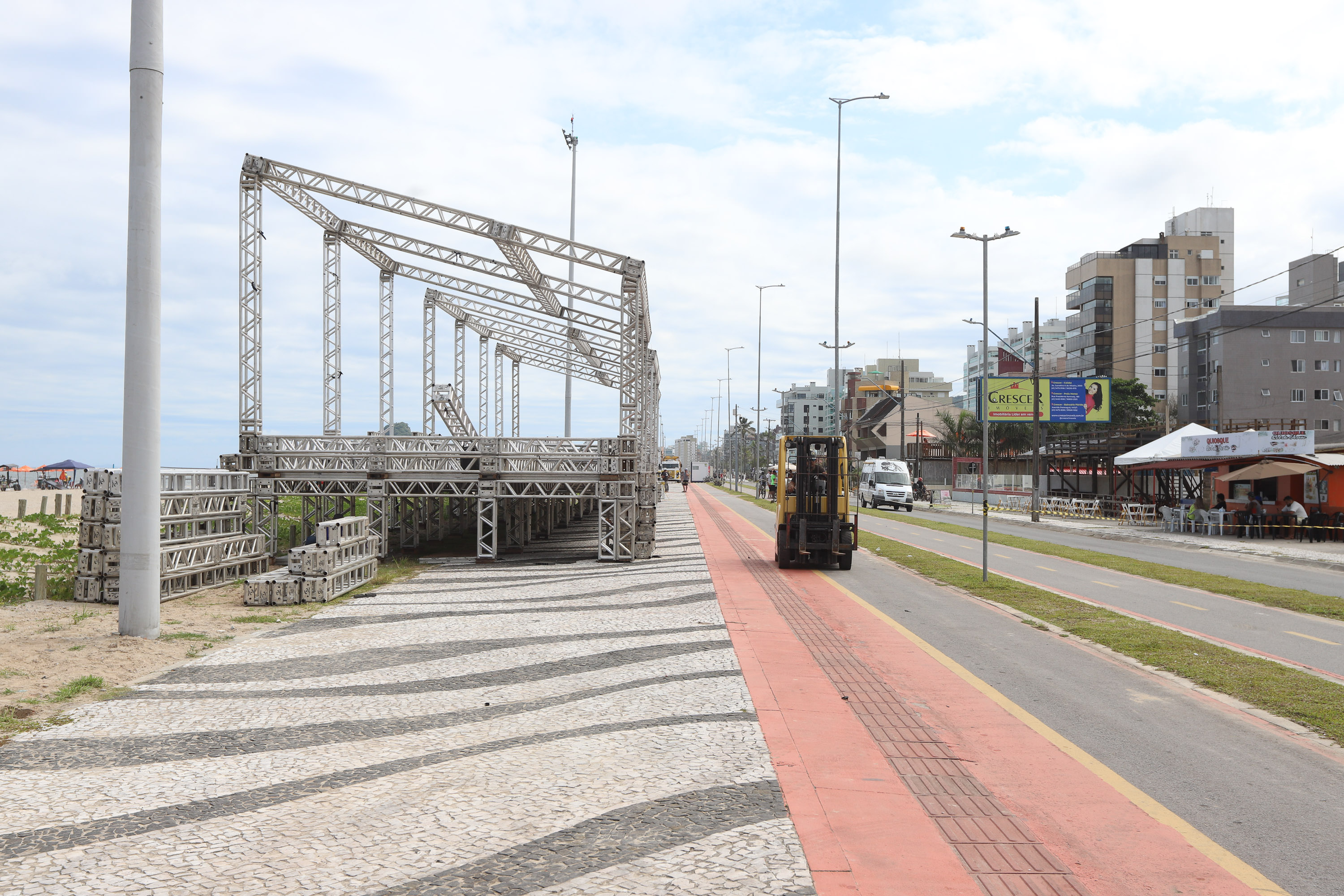 Estruturas estão sendo montadas em Matinhos e Pontal do Paraná para os shows do Verão Maior Paraná