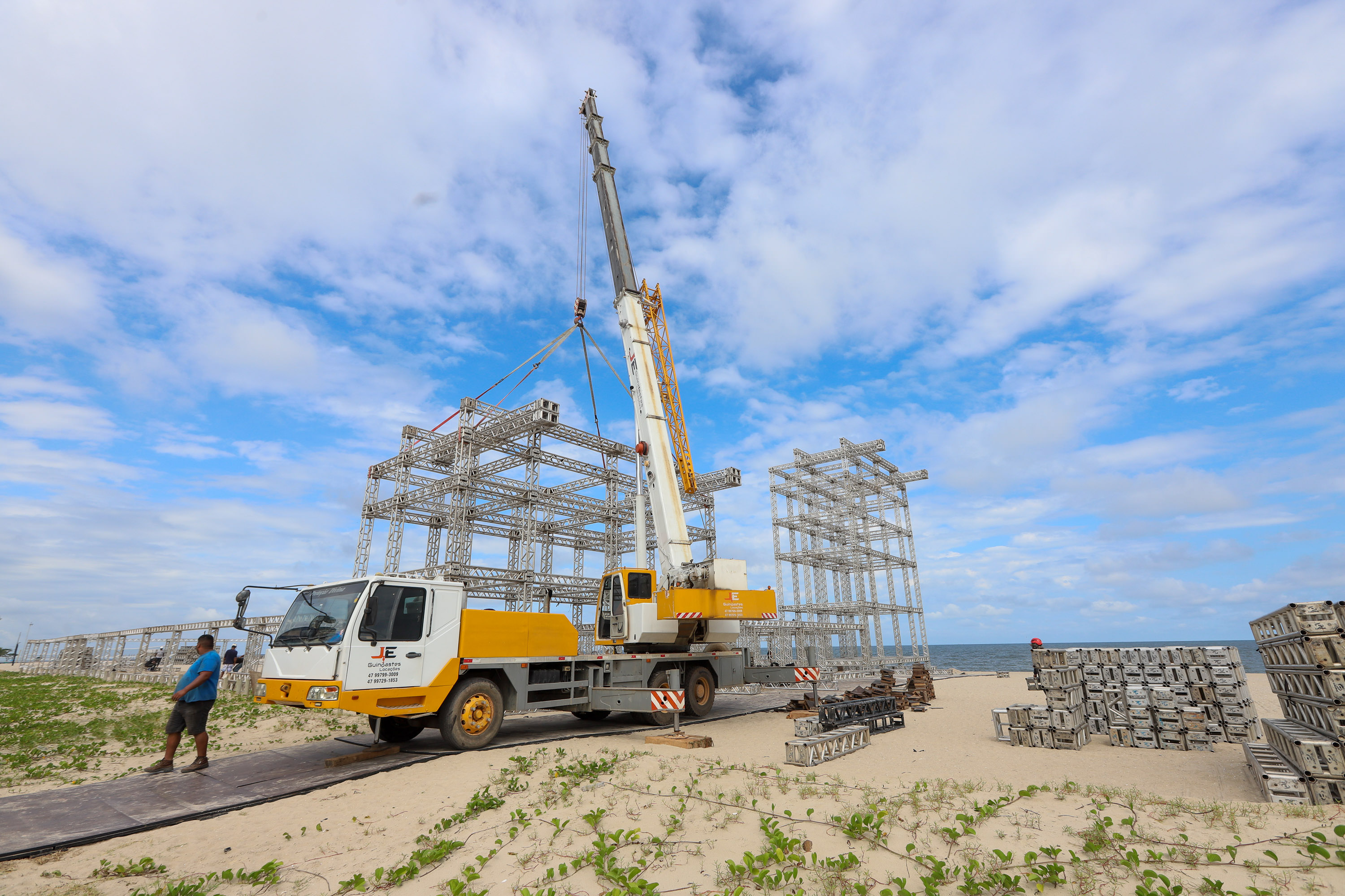 Estruturas estão sendo montadas em Matinhos e Pontal do Paraná para os shows do Verão Maior Paraná