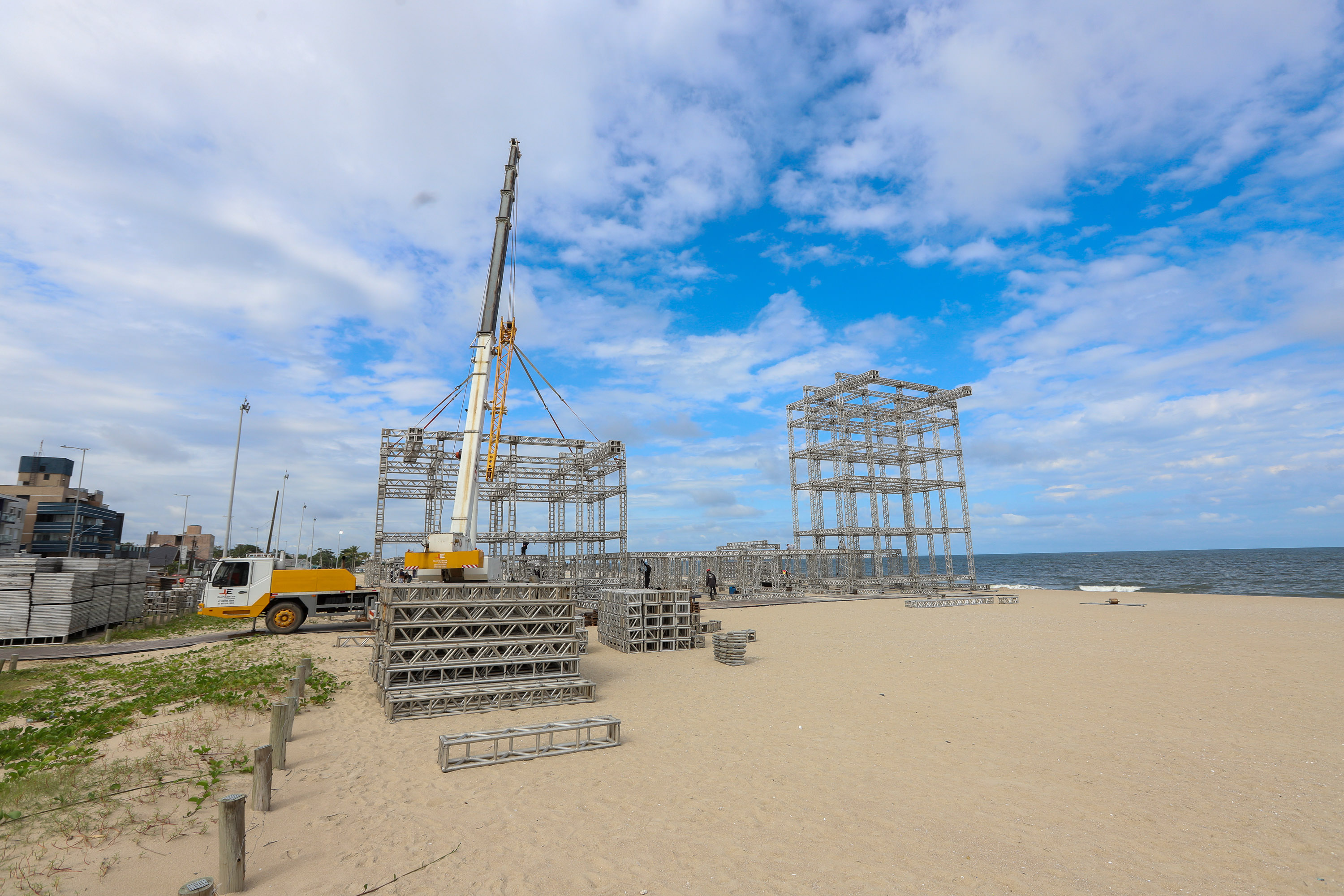 Estruturas estão sendo montadas em Matinhos e Pontal do Paraná para os shows do Verão Maior Paraná