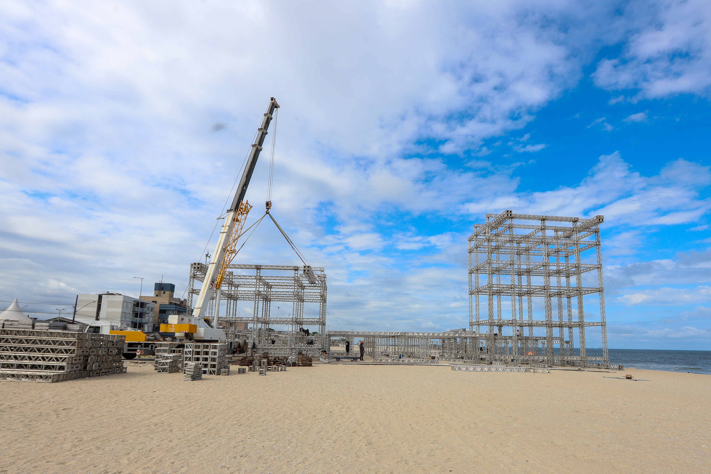 Estruturas estão sendo montadas em Matinhos e Pontal do Paraná para os shows do Verão Maior Paraná