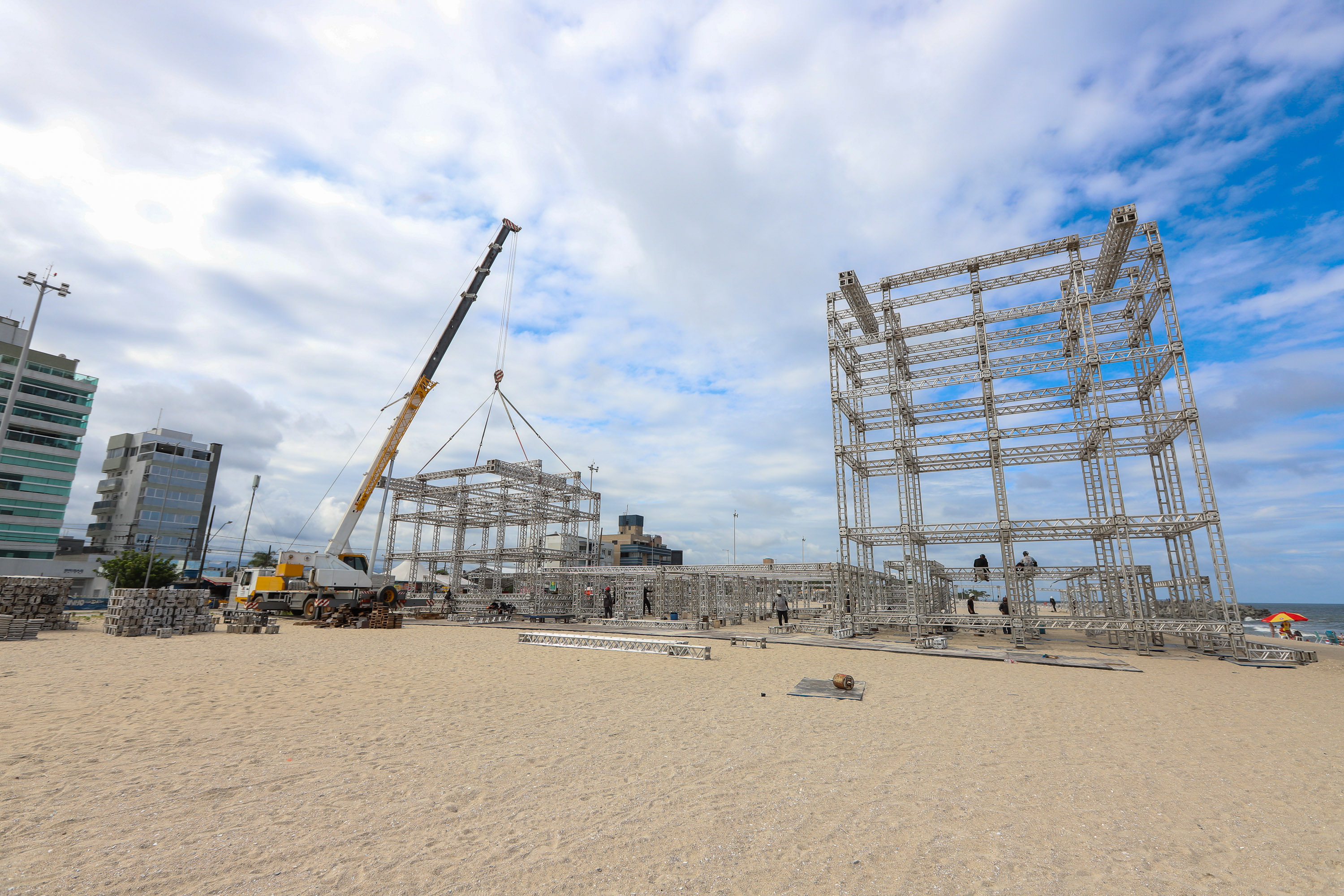 Estruturas estão sendo montadas em Matinhos e Pontal do Paraná para os shows do Verão Maior Paraná