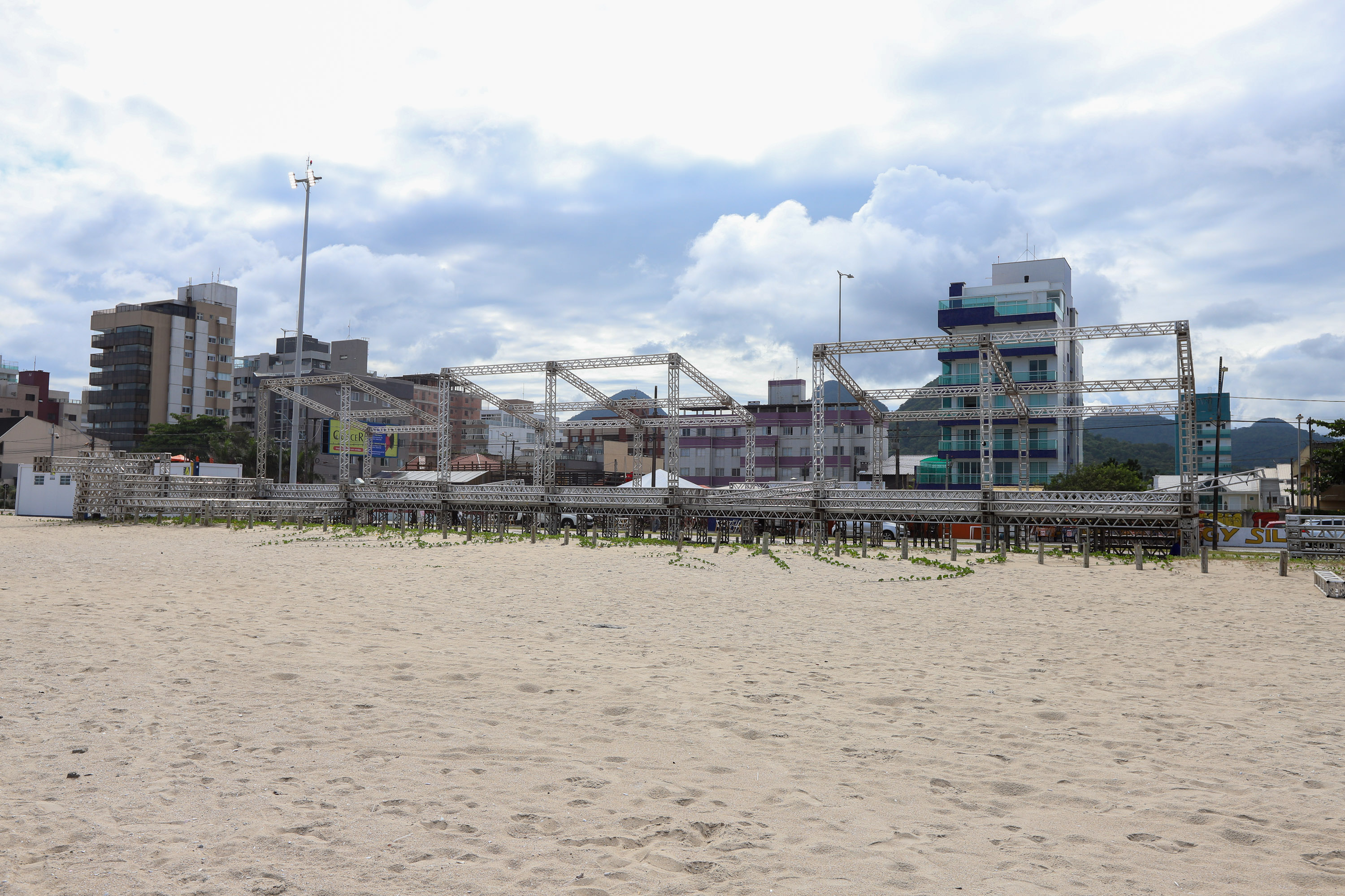 Estruturas estão sendo montadas em Matinhos e Pontal do Paraná para os shows do Verão Maior Paraná