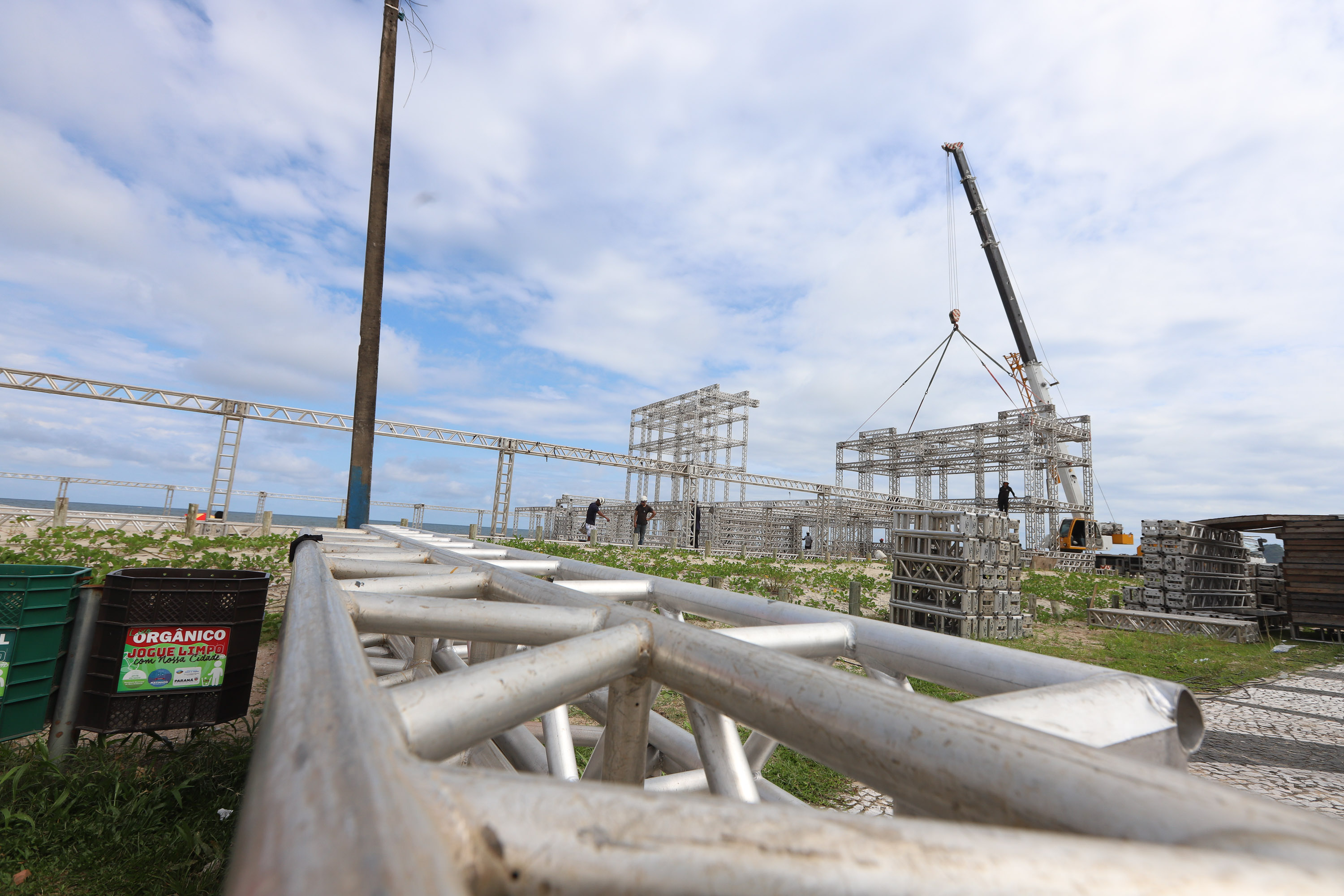 Estruturas estão sendo montadas em Matinhos e Pontal do Paraná para os shows do Verão Maior Paraná