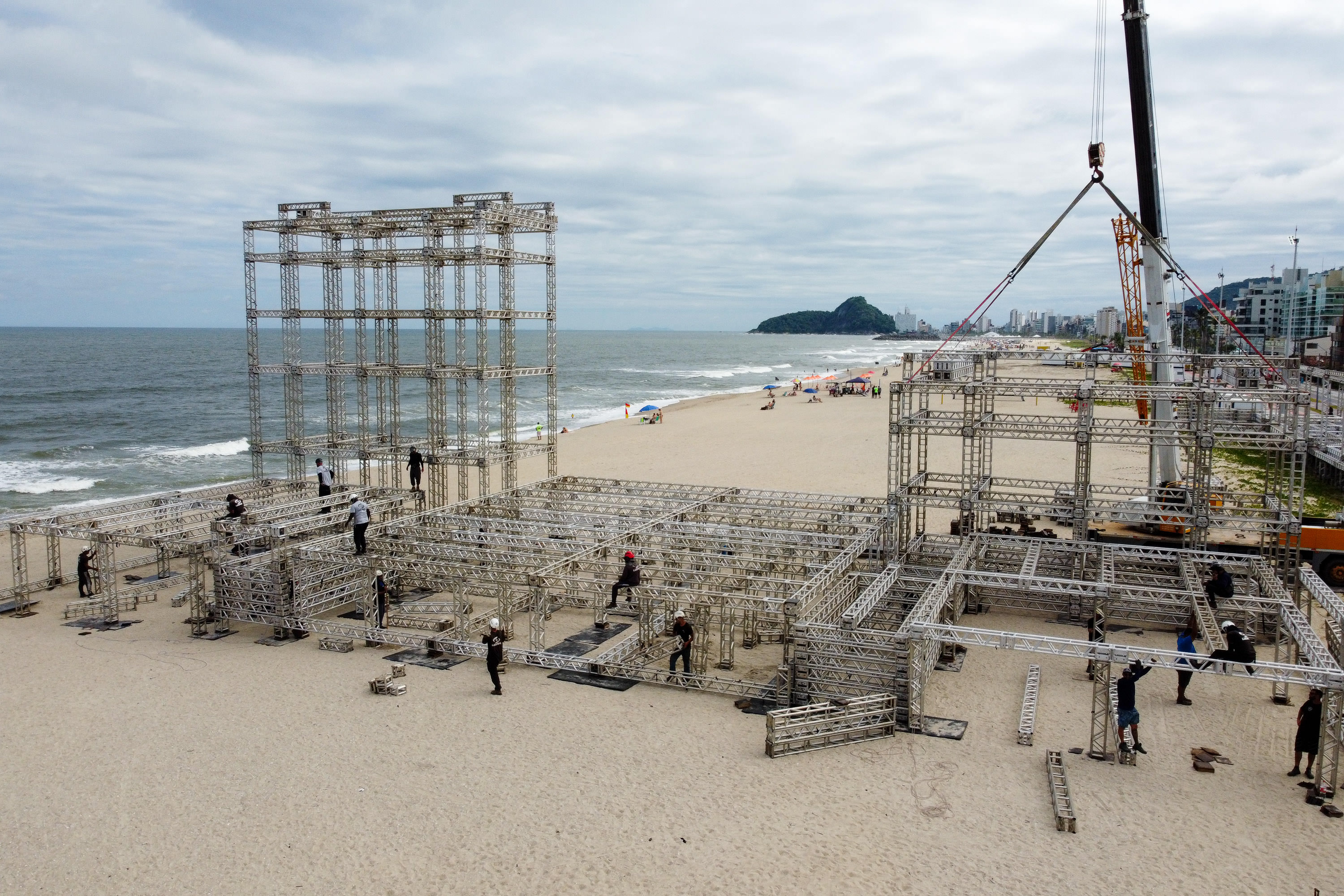 Estruturas estão sendo montadas em Matinhos e Pontal do Paraná para os shows do Verão Maior Paraná