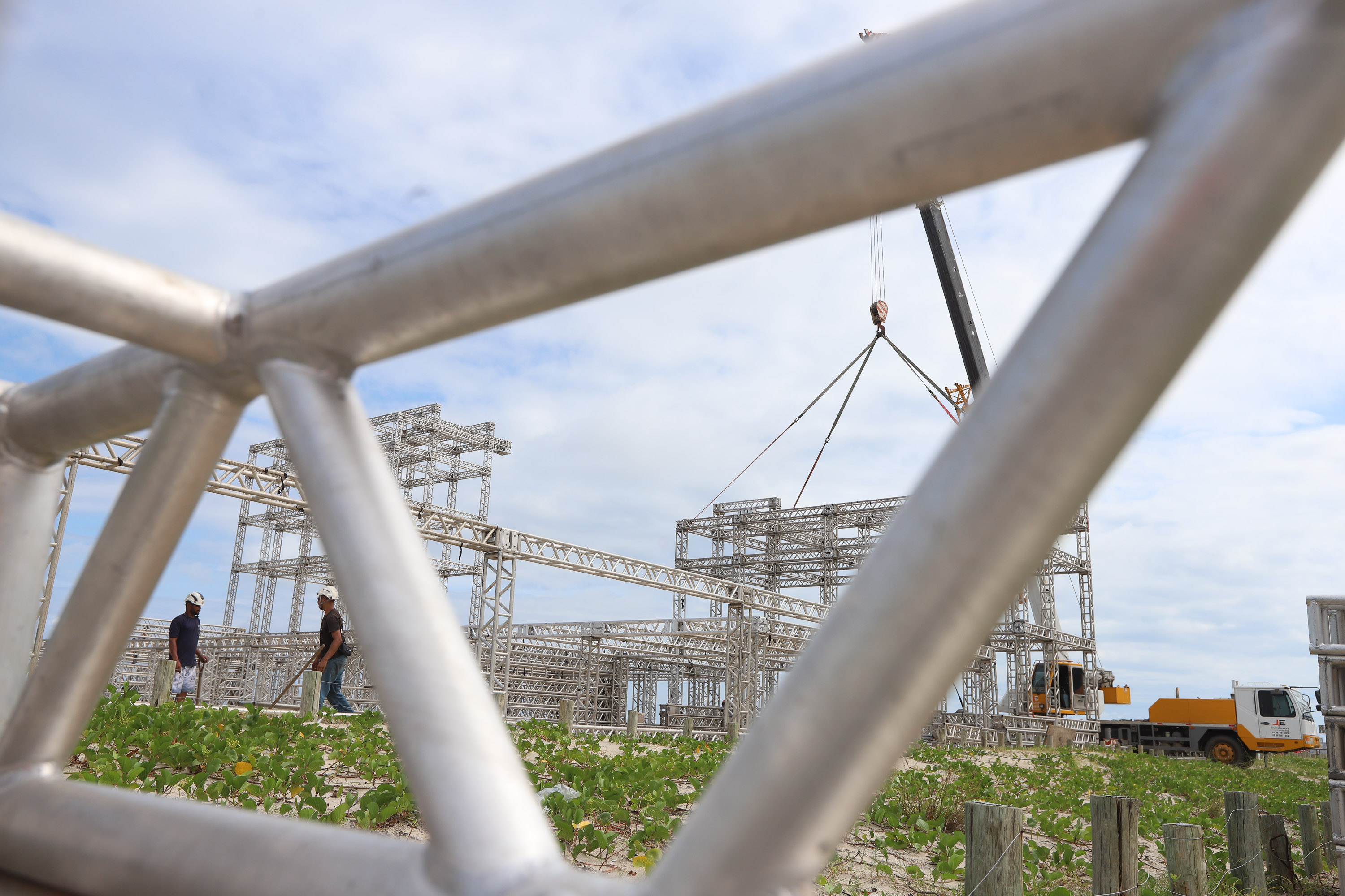Estruturas estão sendo montadas em Matinhos e Pontal do Paraná para os shows do Verão Maior Paraná