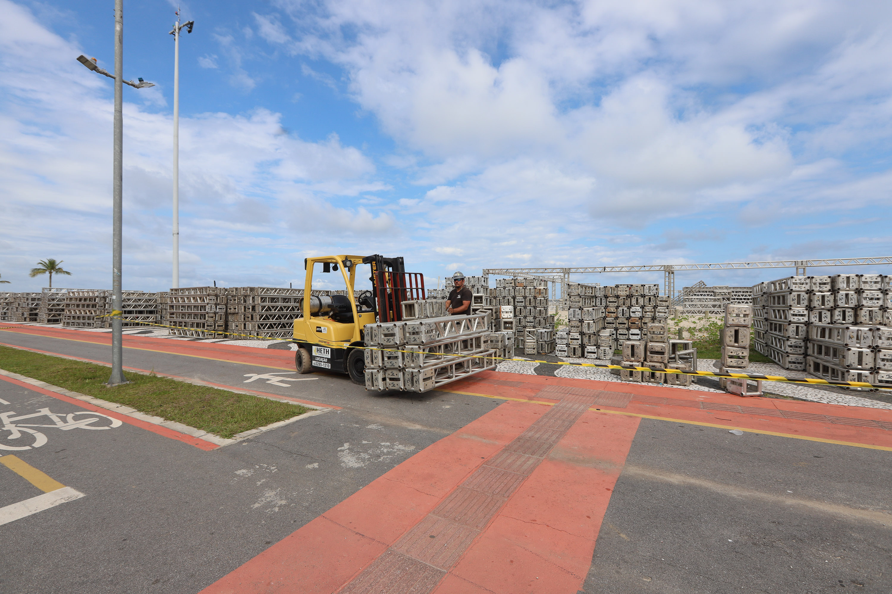 Estruturas estão sendo montadas em Matinhos e Pontal do Paraná para os shows do Verão Maior Paraná