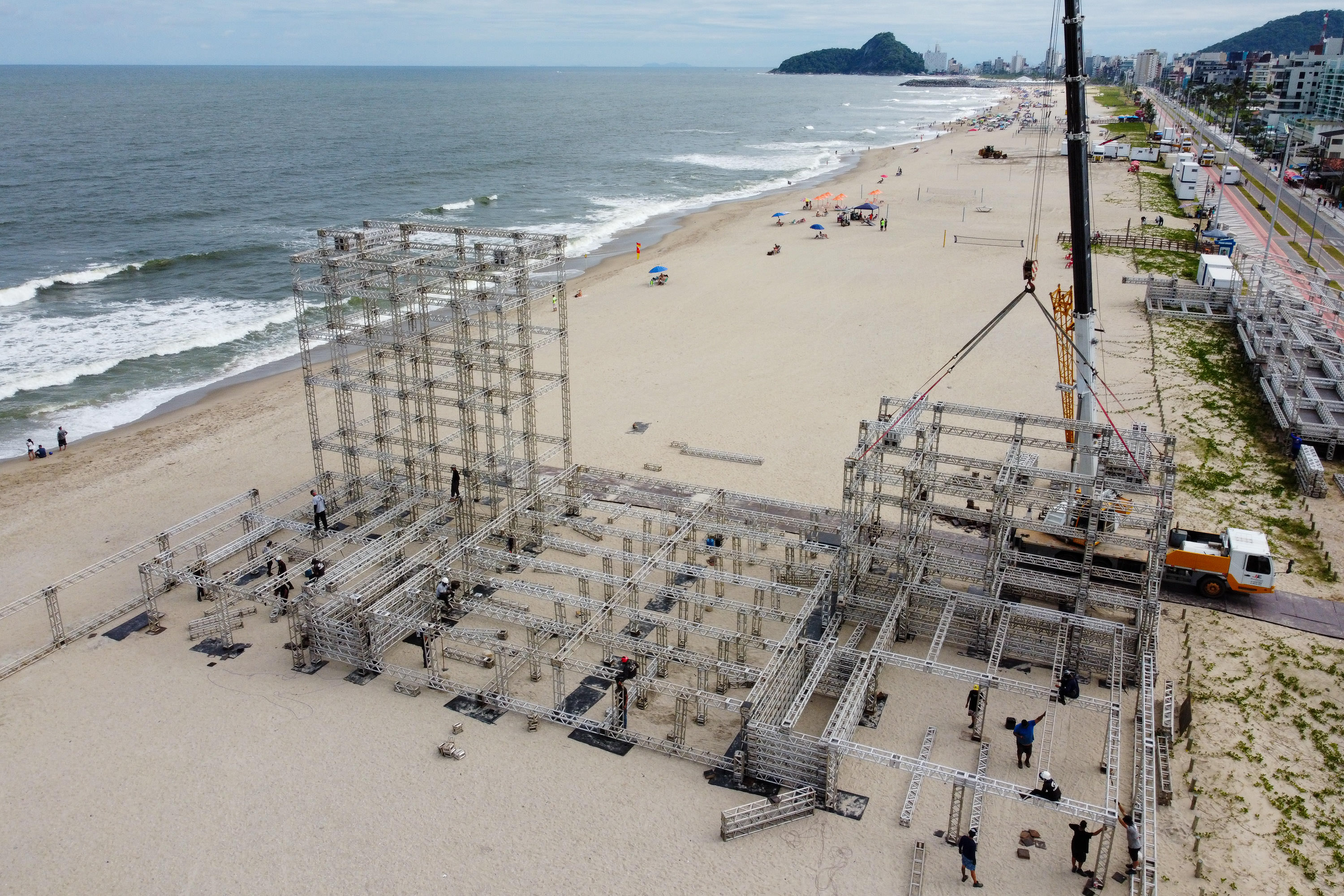 Estruturas estão sendo montadas em Matinhos e Pontal do Paraná para os shows do Verão Maior Paraná