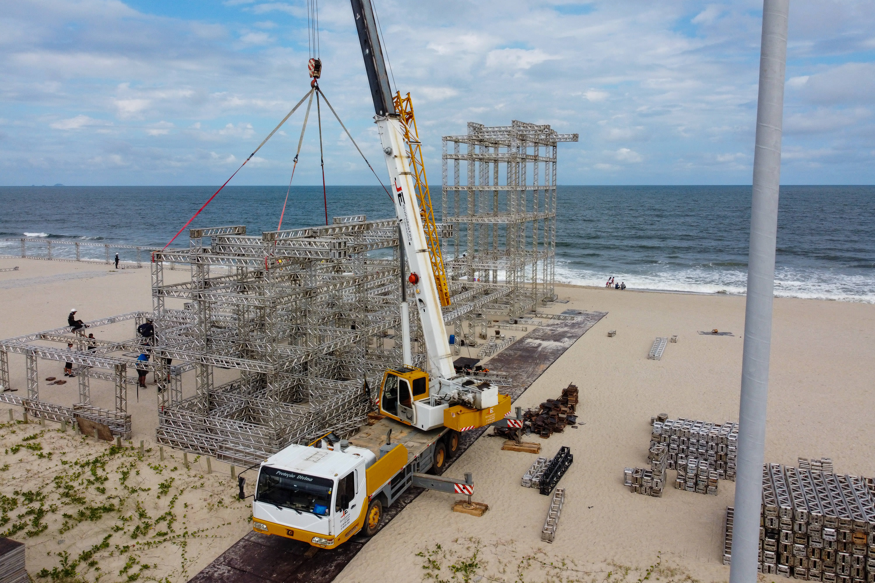 Estruturas estão sendo montadas em Matinhos e Pontal do Paraná para os shows do Verão Maior Paraná