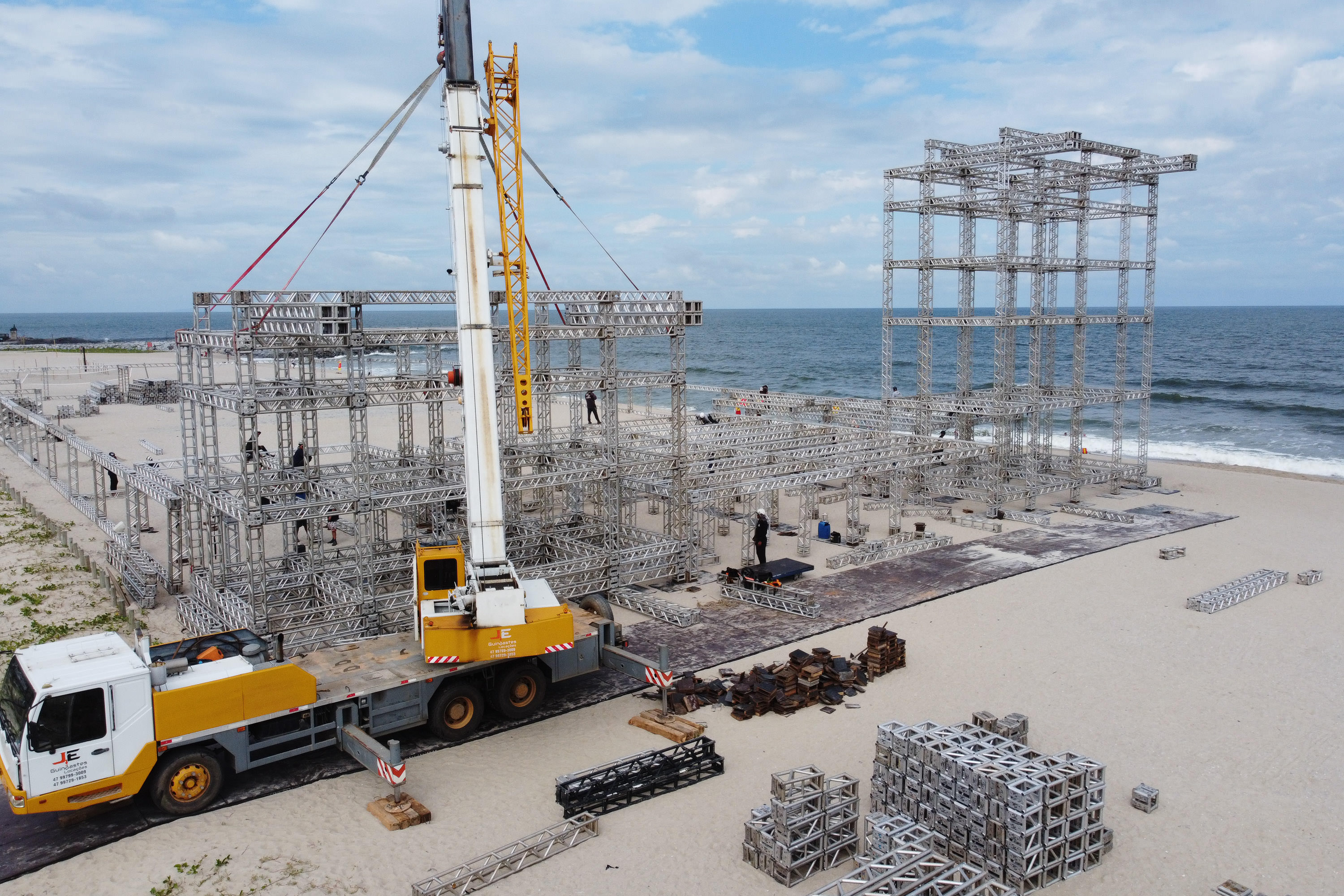 Estruturas estão sendo montadas em Matinhos e Pontal do Paraná para os shows do Verão Maior Paraná