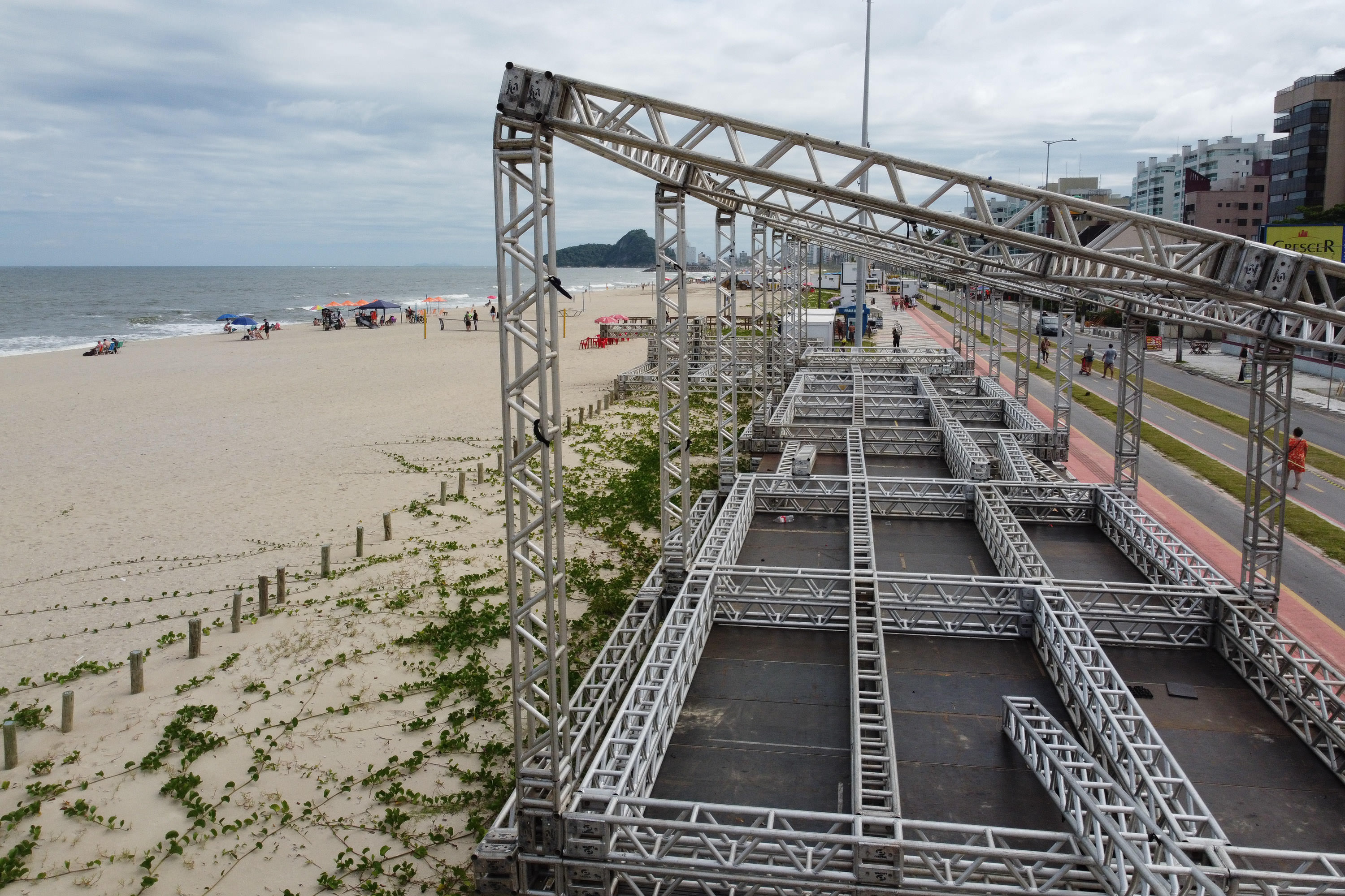Estruturas estão sendo montadas em Matinhos e Pontal do Paraná para os shows do Verão Maior Paraná