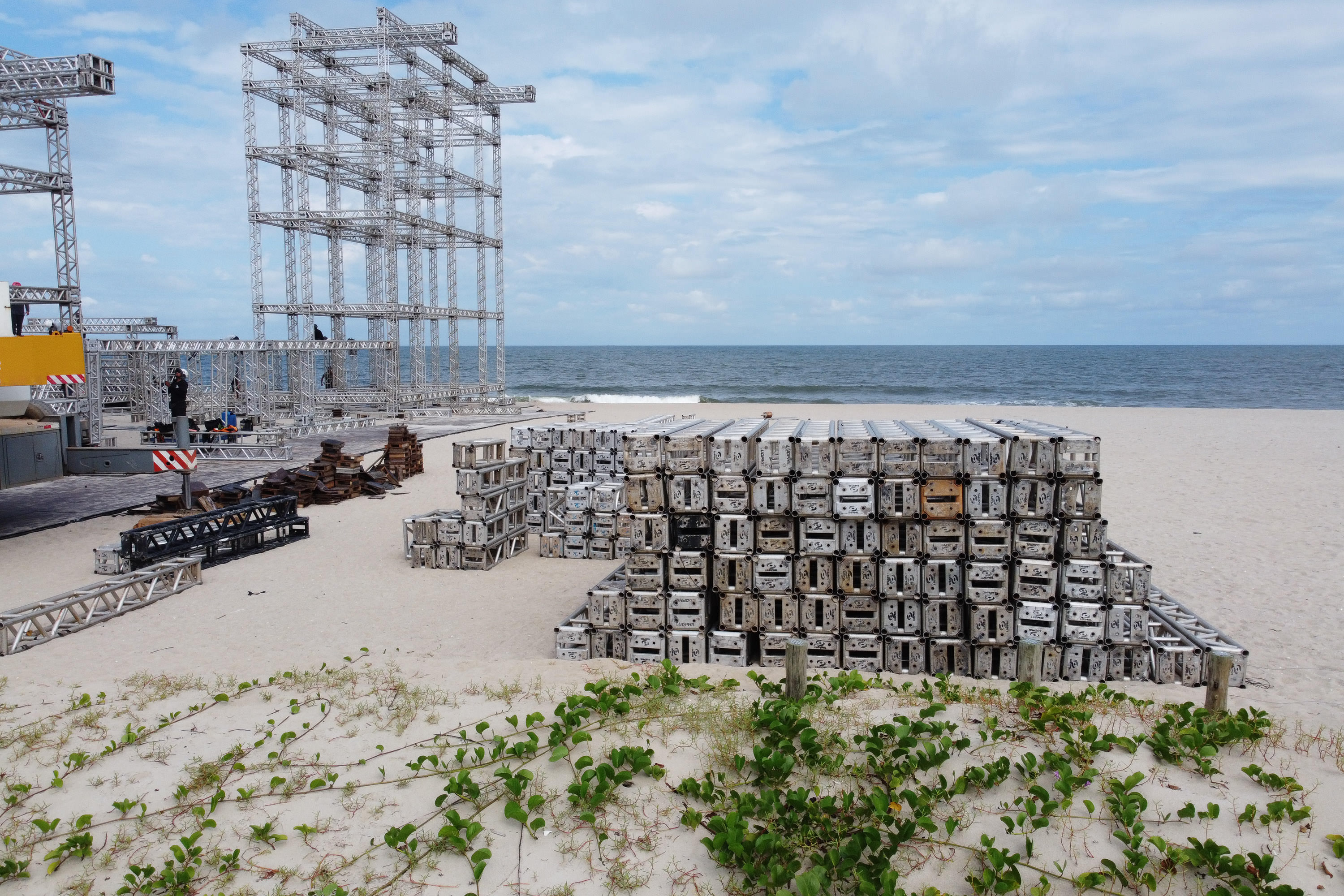Estruturas estão sendo montadas em Matinhos e Pontal do Paraná para os shows do Verão Maior Paraná