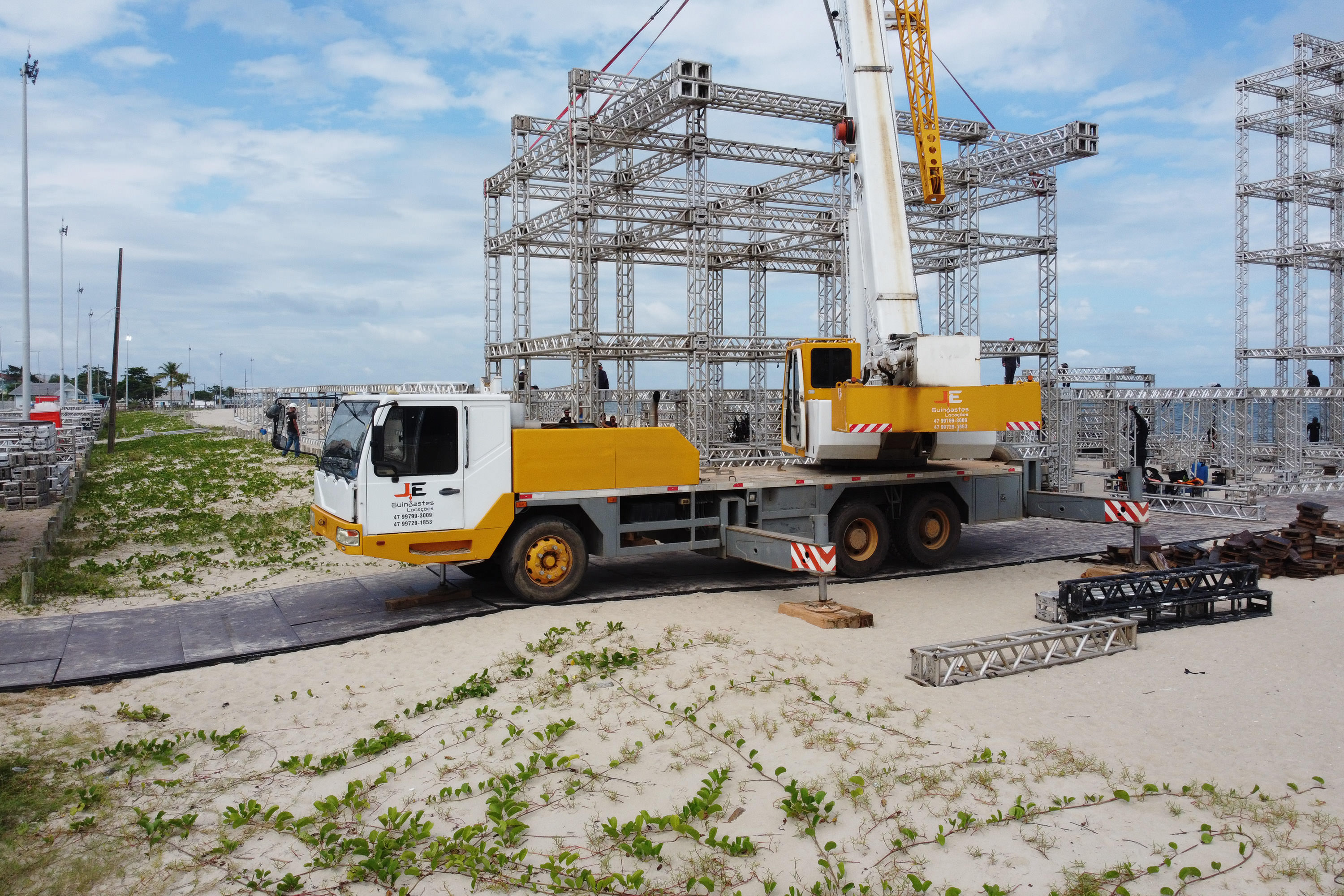 Estruturas estão sendo montadas em Matinhos e Pontal do Paraná para os shows do Verão Maior Paraná