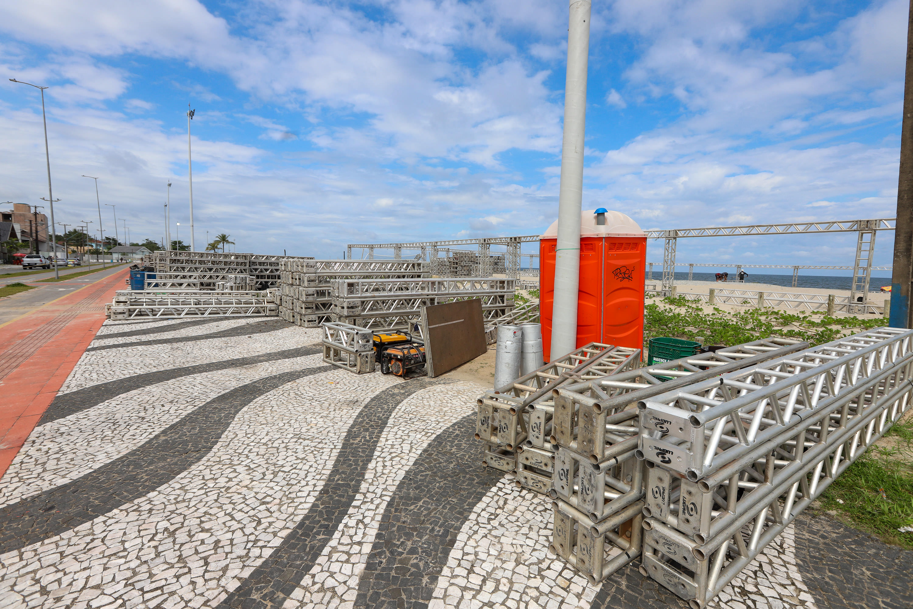 Estruturas estão sendo montadas em Matinhos e Pontal do Paraná para os shows do Verão Maior Paraná
