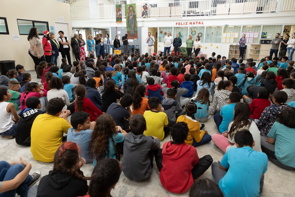 Sanepar entrega presentes de Natal e anuncia projetos de educação ambiental para escola vizinha à sede no bairro Rebouças (Foto: André Aguiar/Sanepar)