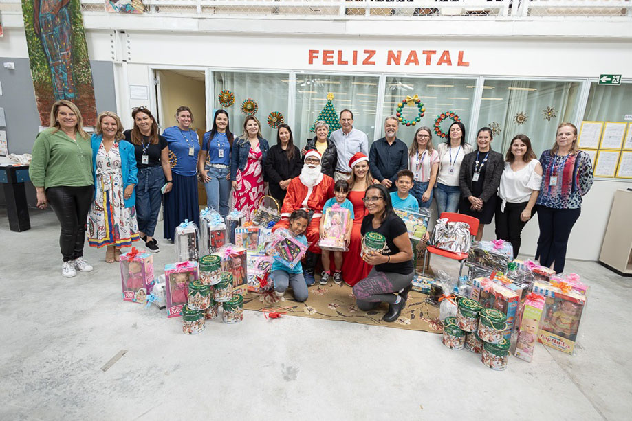 Sanepar entrega presentes de Natal e anuncia projetos de educação ambiental para escola vizinha à sede no bairro Rebouças (Foto: André Aguiar/Sanepar)