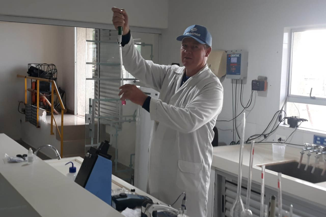 Empregados do saneamento comemoram fim do ano trabalhando