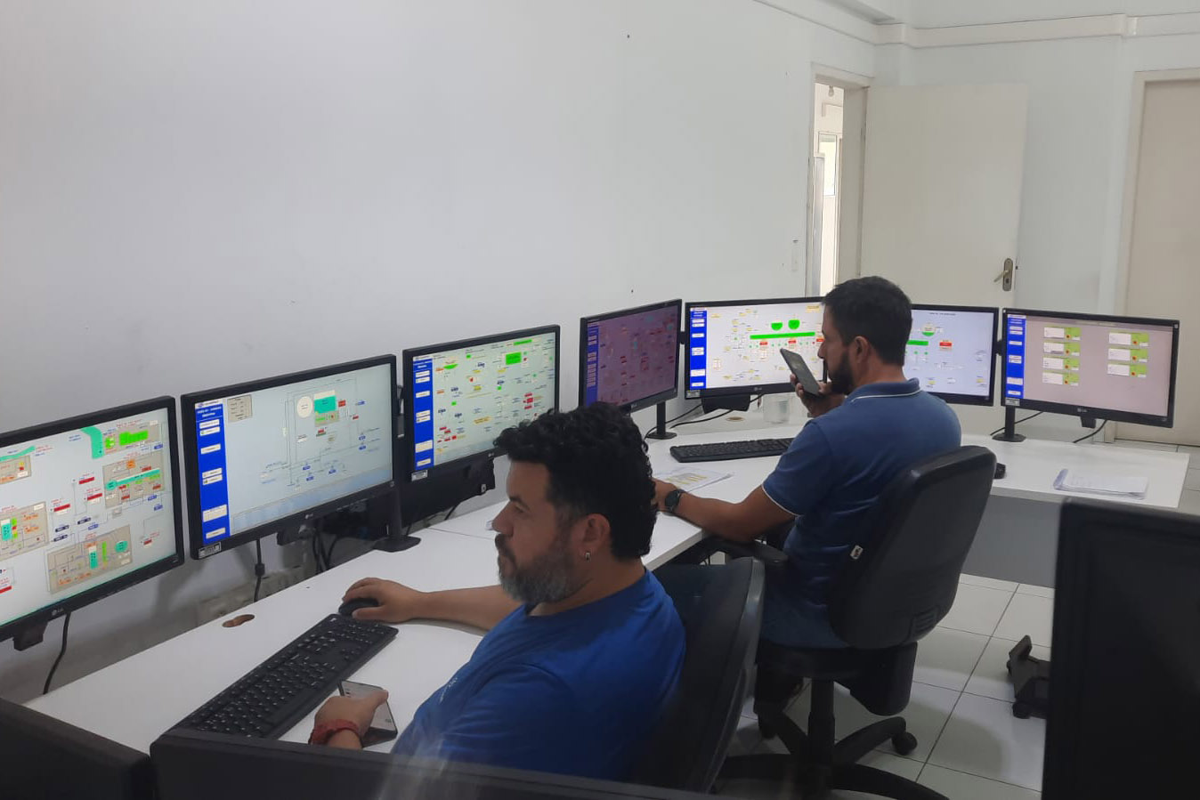 Empregados do saneamento comemoram fim do ano trabalhando